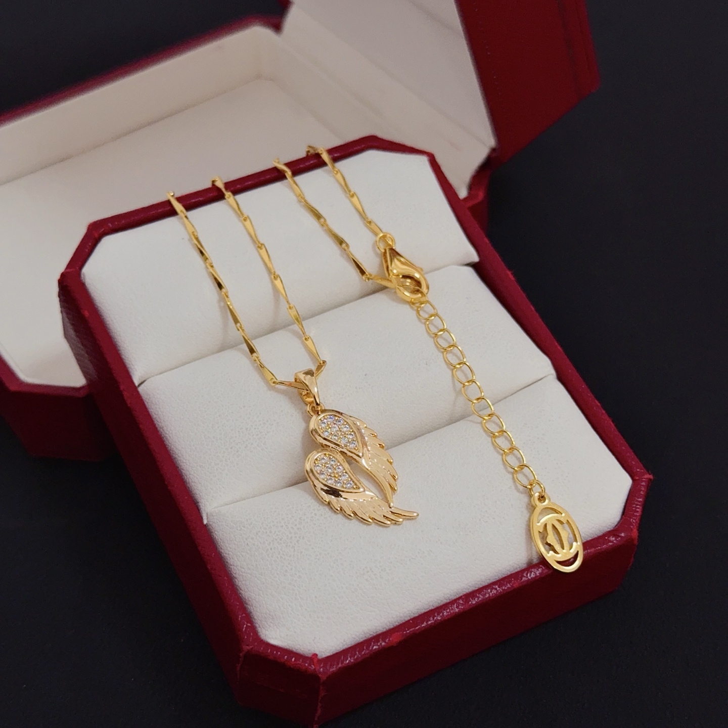 卡地亚镶钻项链 高端定制版本 镶嵌钻工艺 V金材质 经典而时尚风格 用凌厉线条重构爱情美学！打破常规，镶