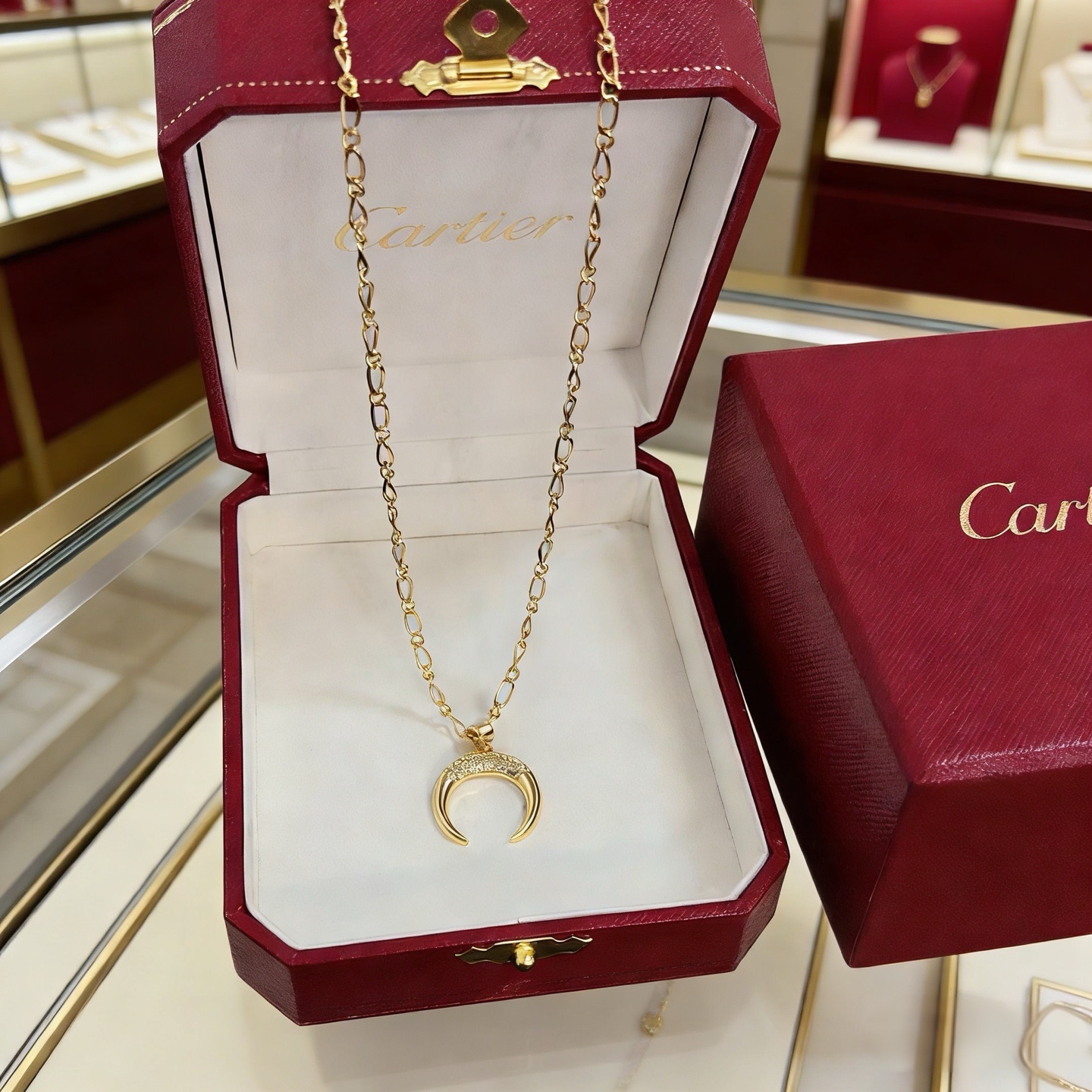 卡地亚镶钻项链 高端定制版本 镶嵌钻工艺 V金材质 经典而时尚风格 用凌厉线条重构爱情美学！打破常规，镶