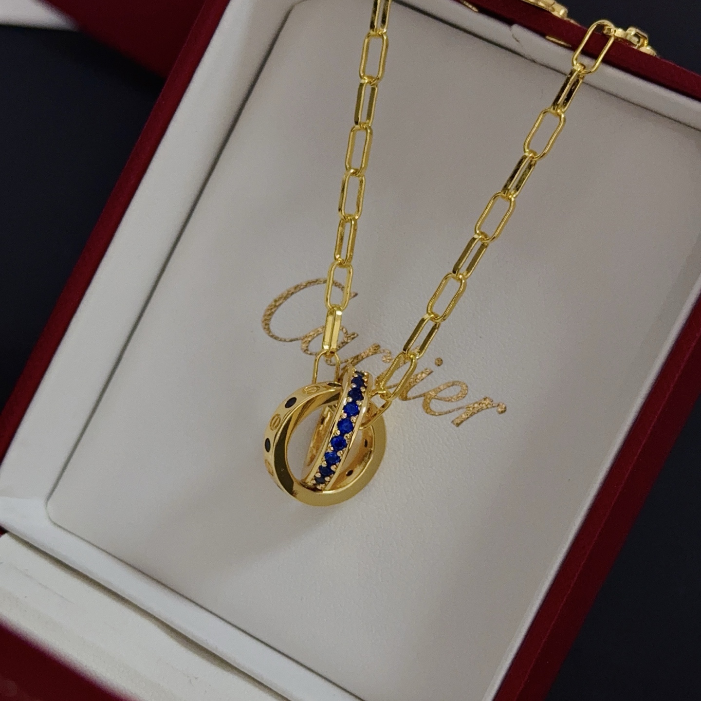 卡地亚镶钻项链 高端定制版本 镶嵌钻工艺 V金材质 经典而时尚风格 用凌厉线条重构爱情美学！打破常规，镶