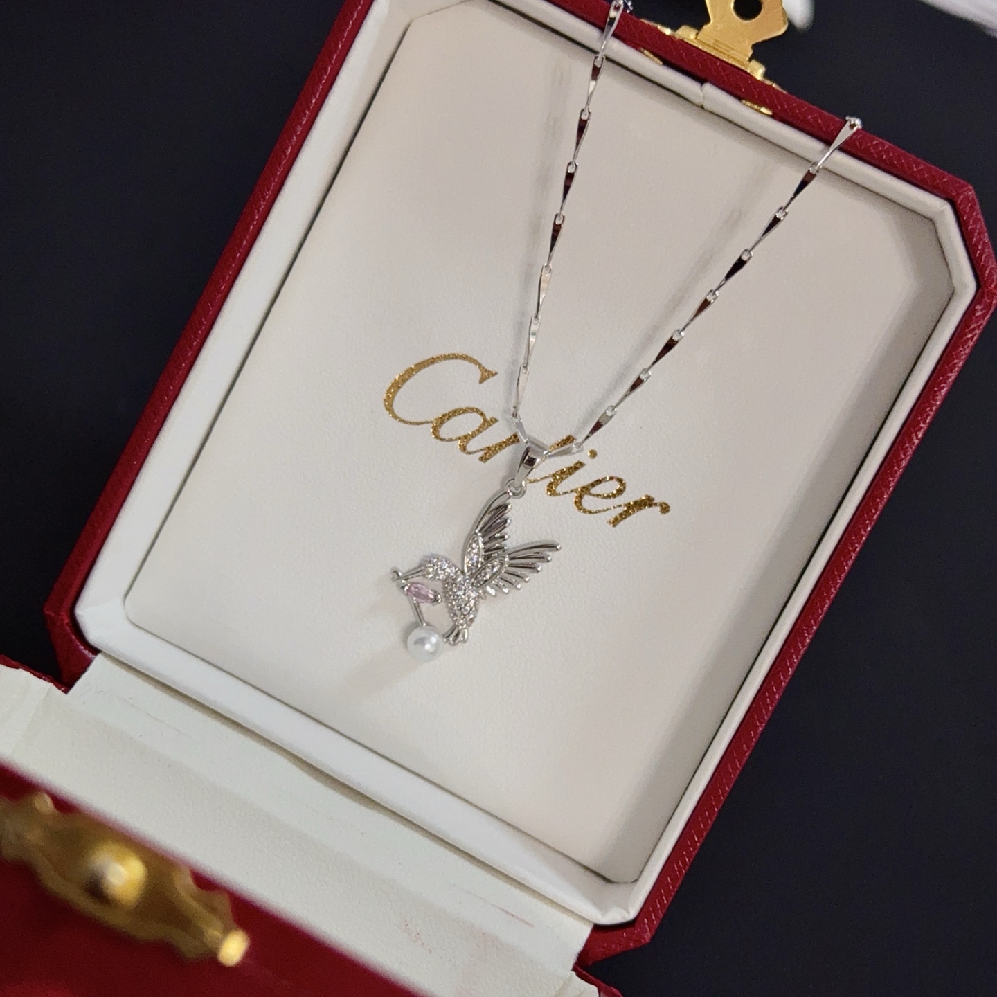 卡地亚镶钻项链 高端定制版本 镶嵌钻工艺 V金材质 经典而时尚风格 用凌厉线条重构爱情美学！打破常规，镶