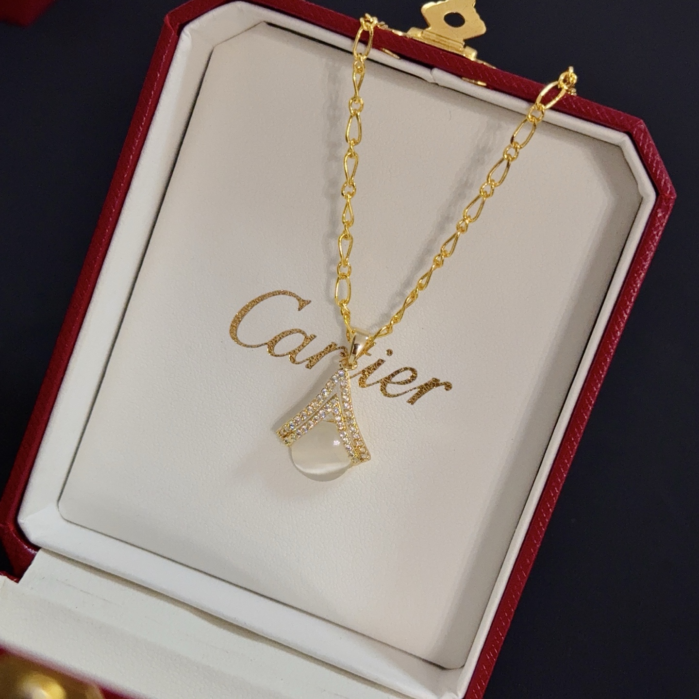 卡地亚镶钻项链 高端定制版本 镶嵌钻工艺 V金材质 经典而时尚风格 用凌厉线条重构爱情美学！打破常规，镶