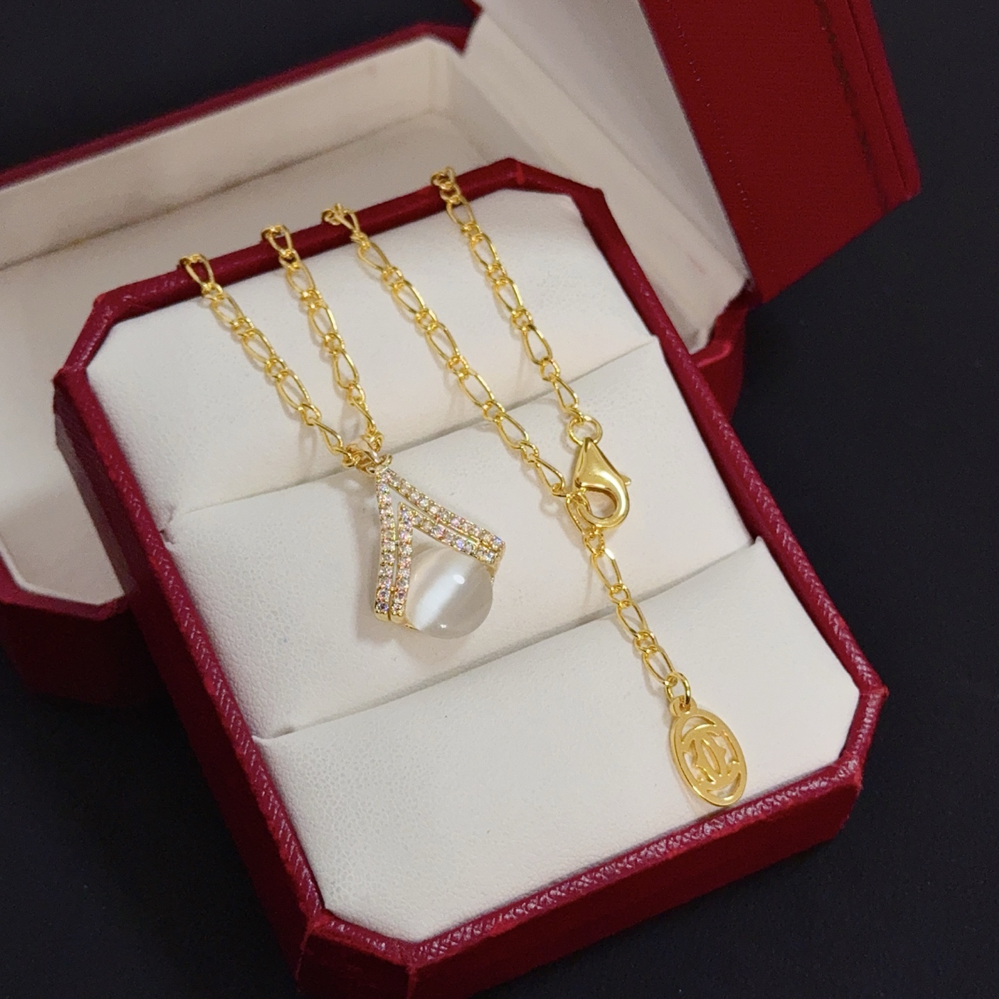 卡地亚镶钻项链 高端定制版本 镶嵌钻工艺 V金材质 经典而时尚风格 用凌厉线条重构爱情美学！打破常规，镶