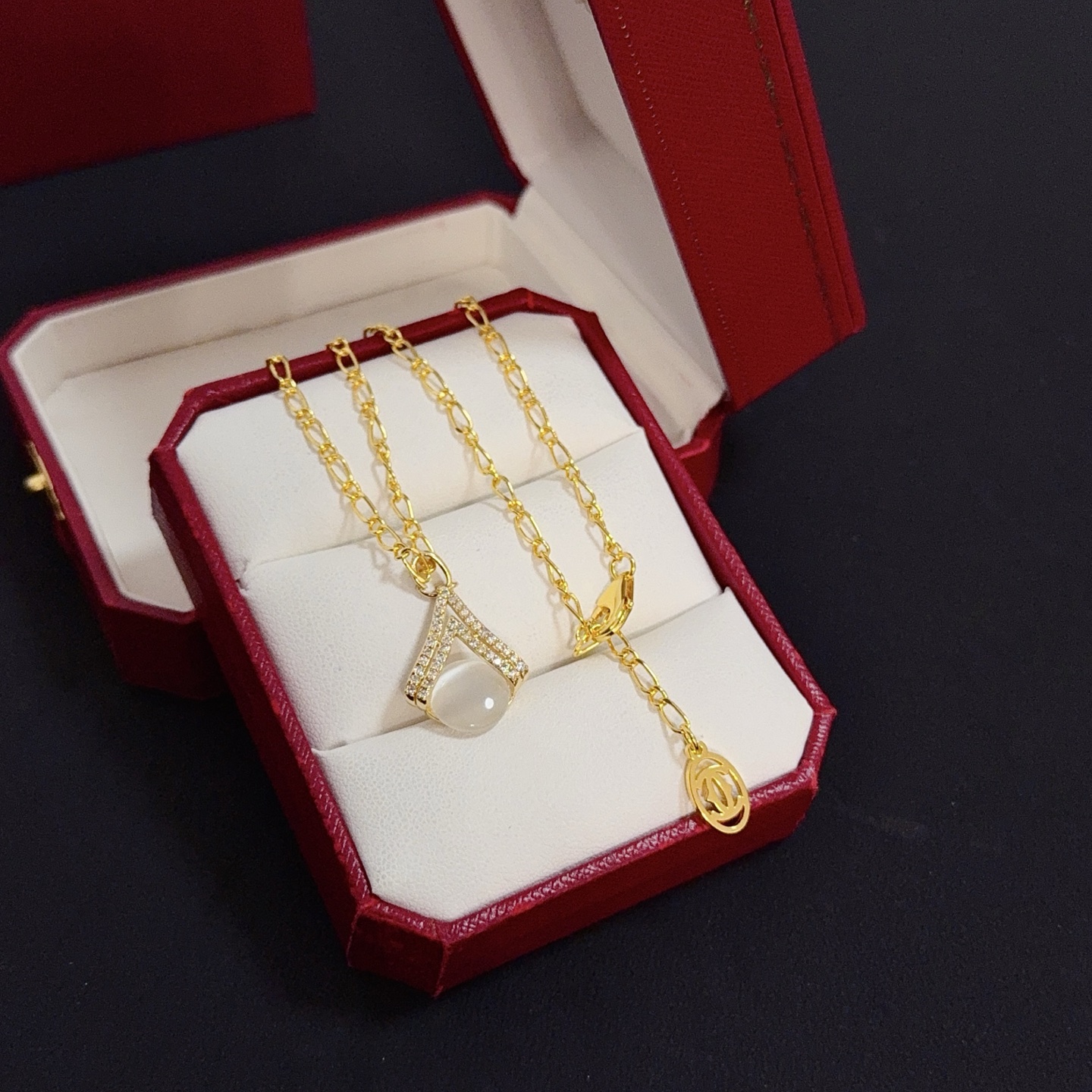 卡地亚镶钻项链 高端定制版本 镶嵌钻工艺 V金材质 经典而时尚风格 用凌厉线条重构爱情美学！打破常规，镶