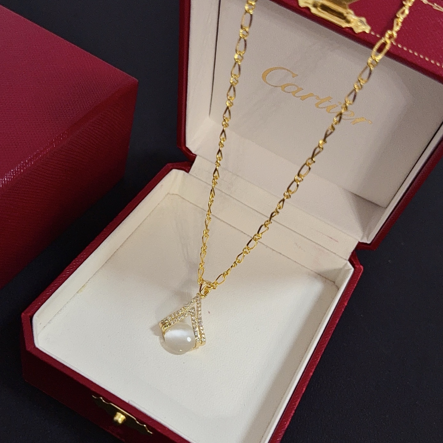 卡地亚镶钻项链 高端定制版本 镶嵌钻工艺 V金材质 经典而时尚风格 用凌厉线条重构爱情美学！打破常规，镶