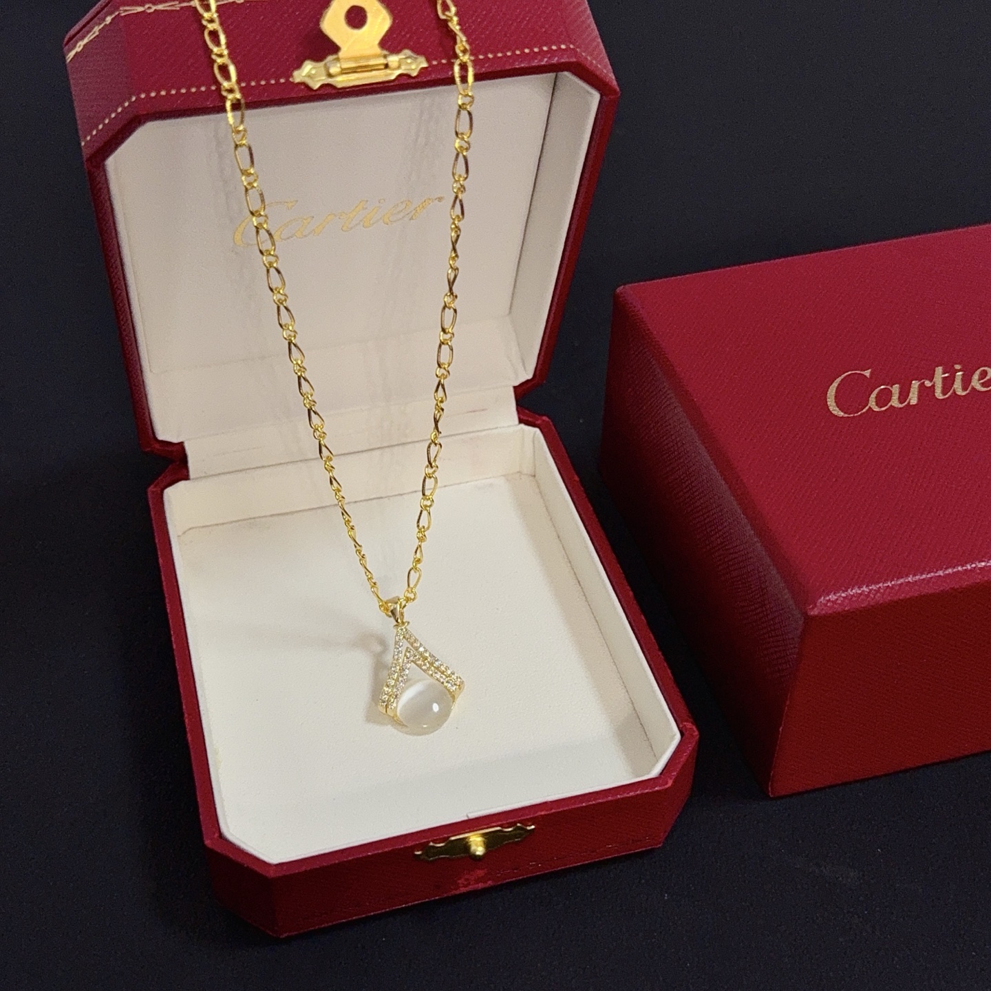 卡地亚镶钻项链 高端定制版本 镶嵌钻工艺 V金材质 经典而时尚风格 用凌厉线条重构爱情美学！打破常规，镶