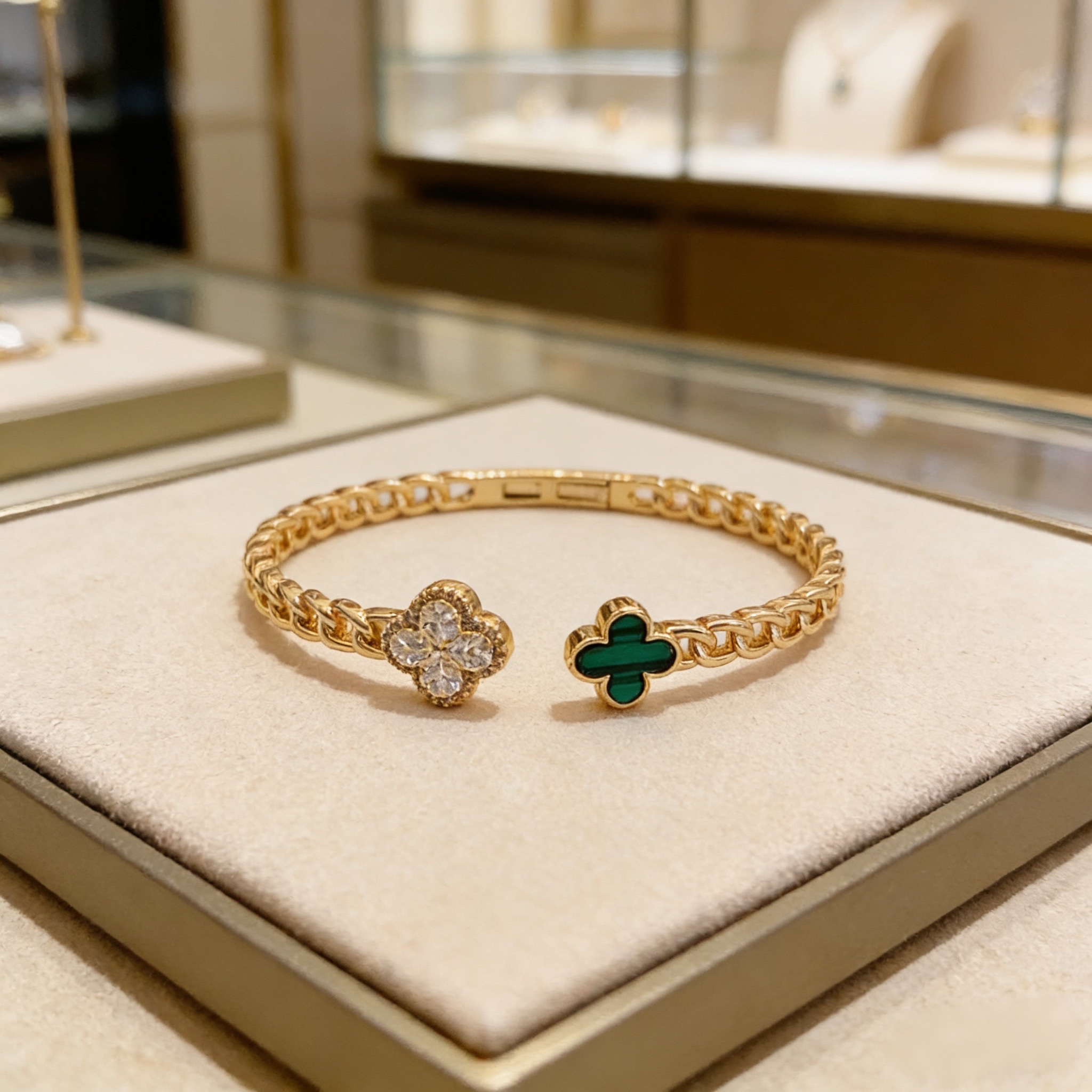 〔精工原版〕VCA四叶草🍀梵克雅宝手链手镯 ，V金等级 经典之作 官网同款 时尚潮流 采用多层次金属雕刻