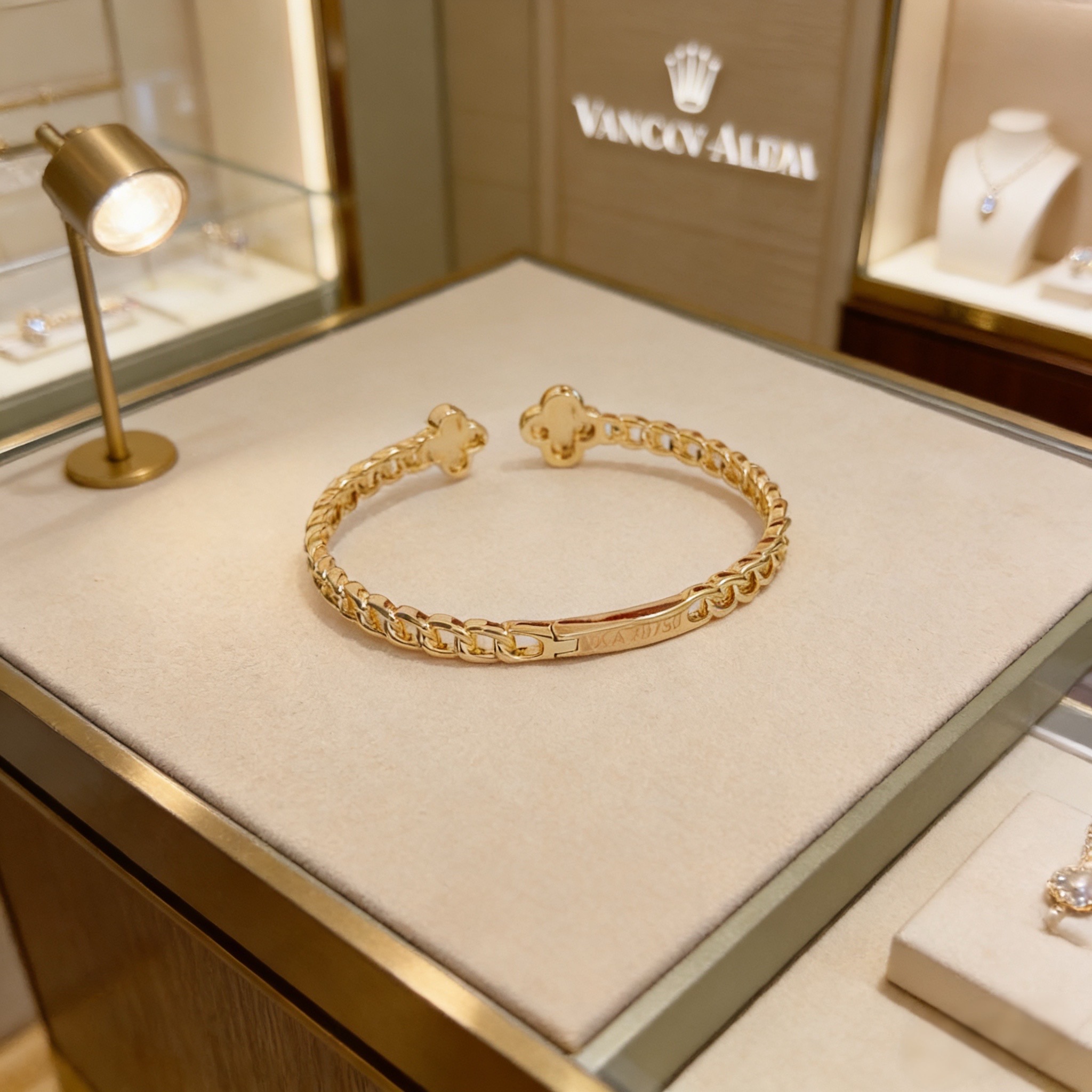 〔精工原版〕VCA四叶草🍀梵克雅宝手链手镯 ，V金等级 经典之作 官网同款 时尚潮流 采用多层次金属雕刻