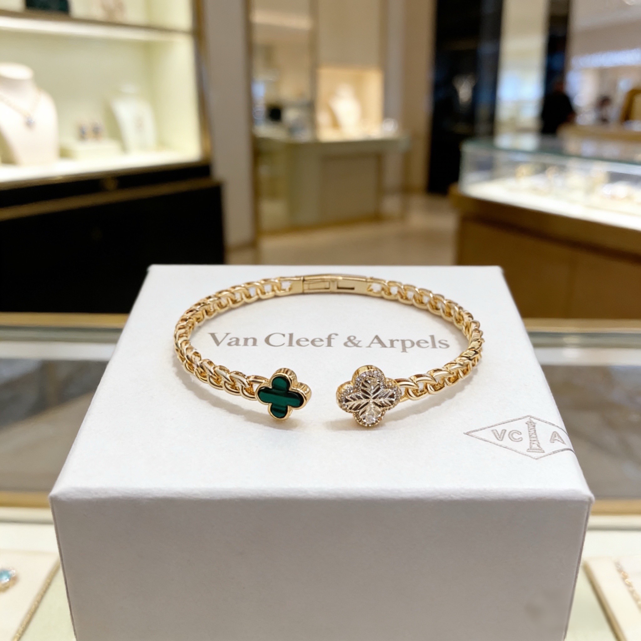 〔精工原版〕VCA四叶草🍀梵克雅宝手链手镯 ，V金等级 经典之作 官网同款 时尚潮流 采用多层次金属雕刻