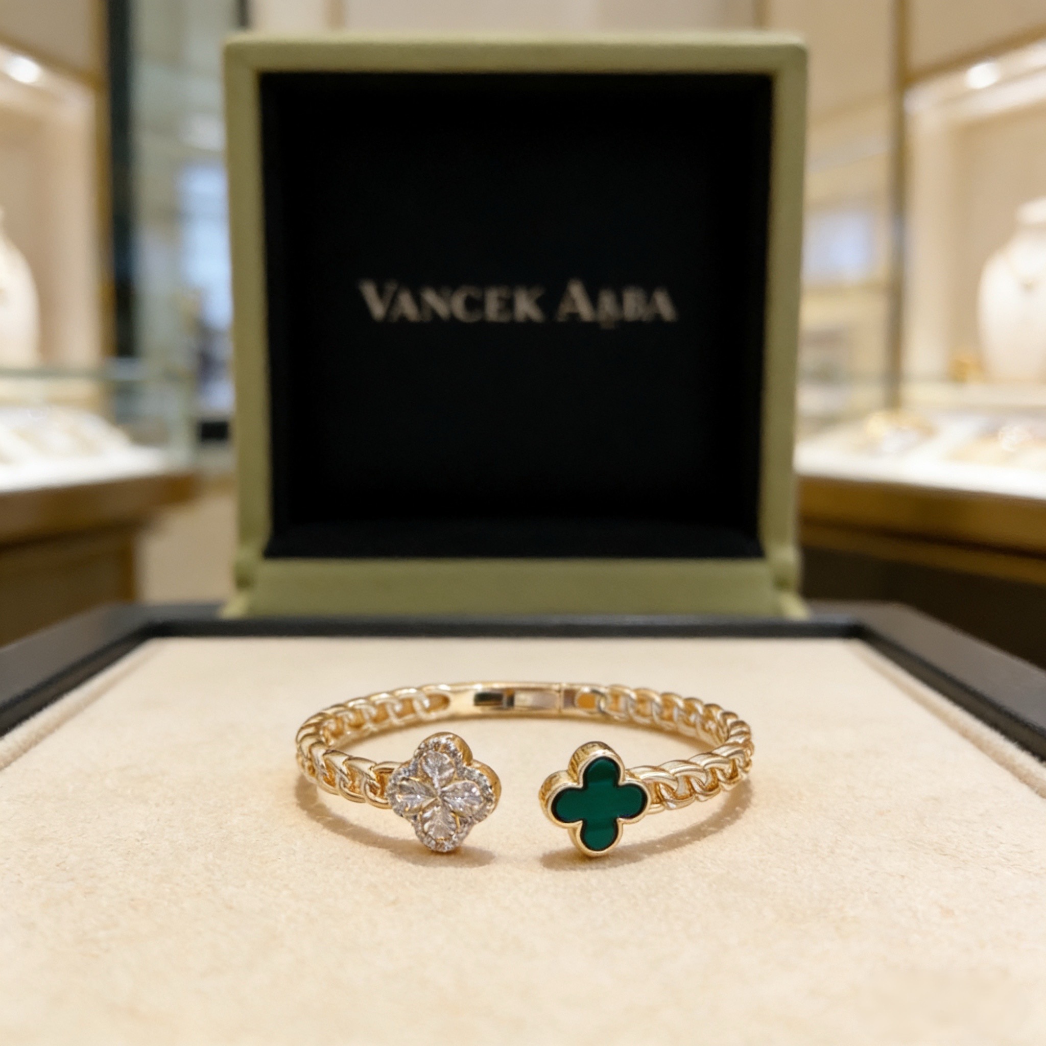 〔精工原版〕VCA四叶草🍀梵克雅宝手链手镯 ，V金等级 经典之作 官网同款 时尚潮流 采用多层次金属雕刻