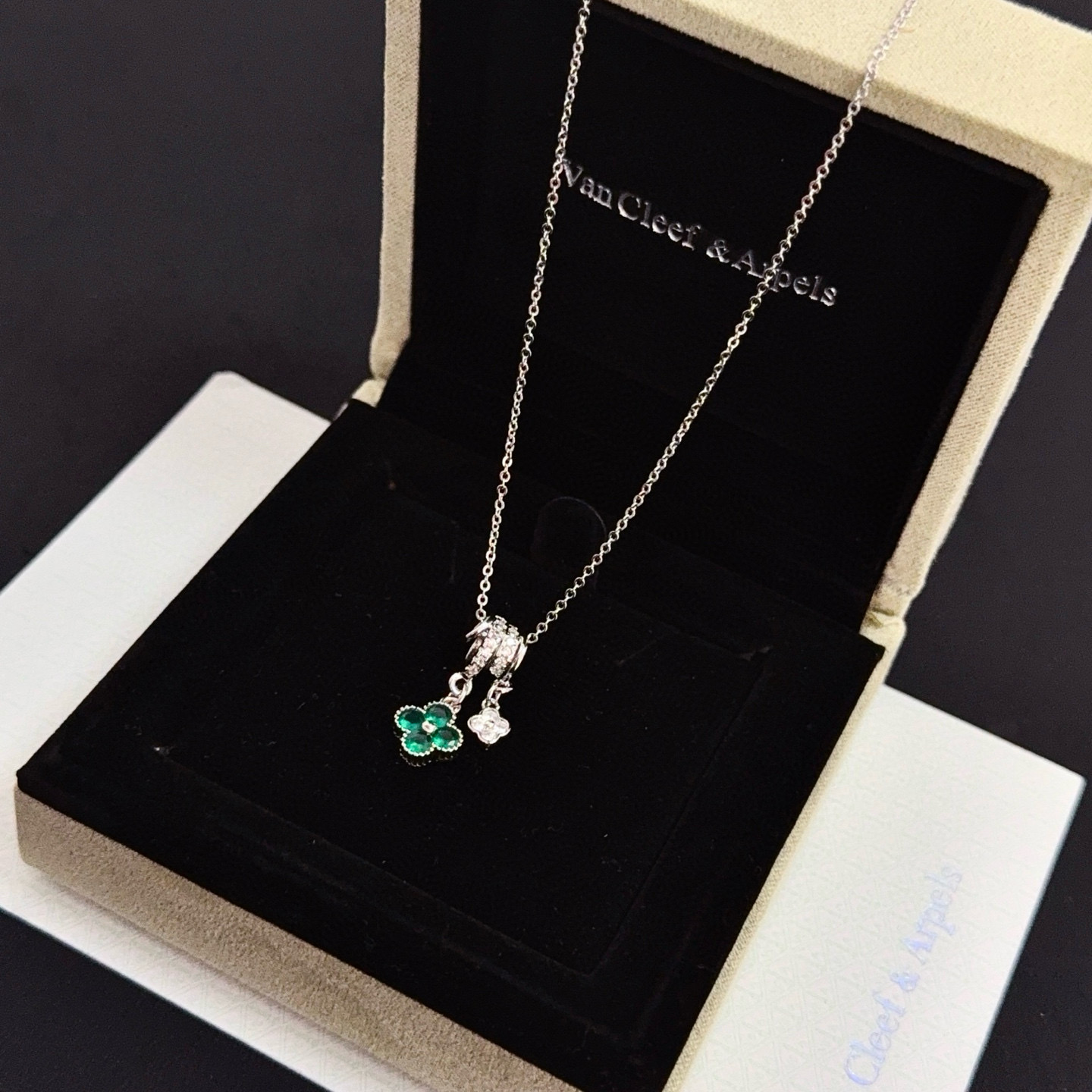 〔精工原版〕VCA四叶草🍀梵克雅🍛项链，经典之作 官网同款 时尚潮流 采用多层次金属雕刻设计 使花瓣更立