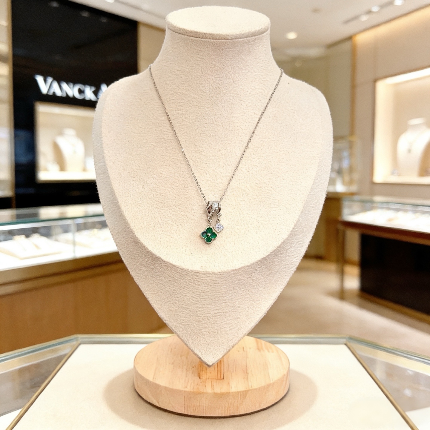 〔精工原版〕VCA四叶草🍀梵克雅🍛项链，经典之作 官网同款 时尚潮流 采用多层次金属雕刻设计 使花瓣更立