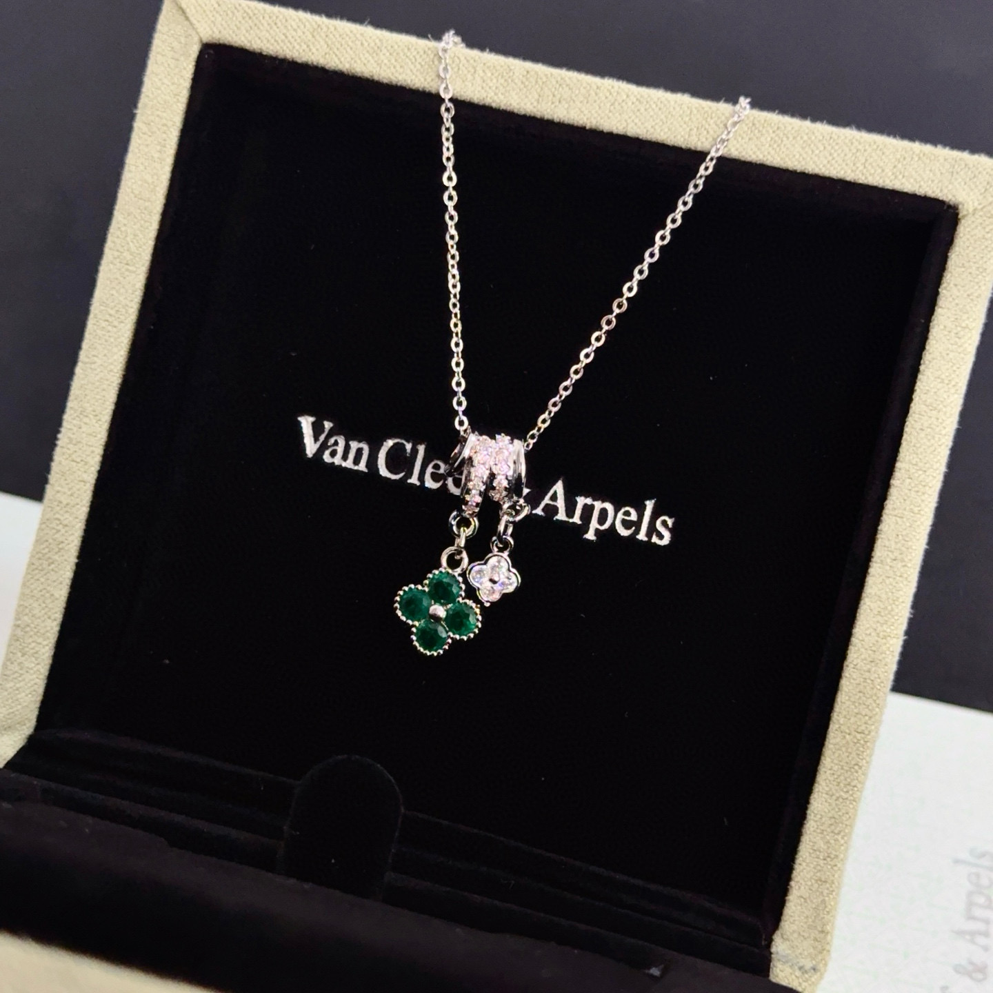 〔精工原版〕VCA四叶草🍀梵克雅🍛项链，经典之作 官网同款 时尚潮流 采用多层次金属雕刻设计 使花瓣更立