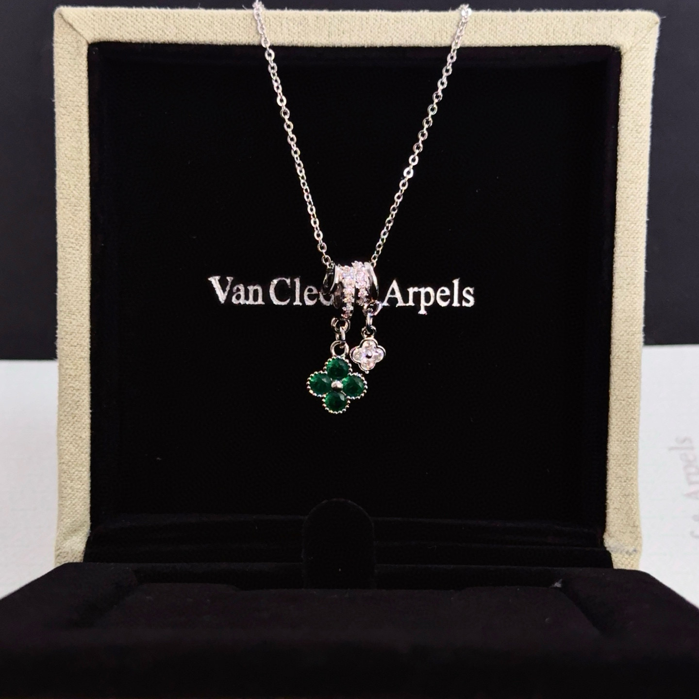 〔精工原版〕VCA四叶草🍀梵克雅🍛项链，经典之作 官网同款 时尚潮流 采用多层次金属雕刻设计 使花瓣更立