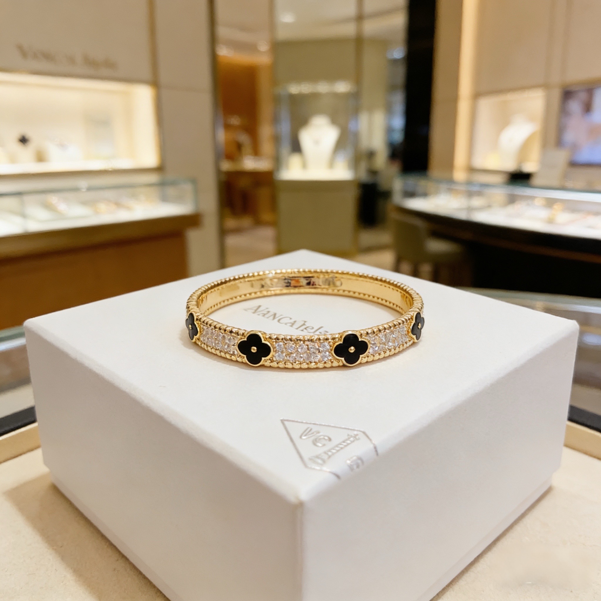 〔精工原版〕爆款 VCA四叶草🍀梵克雅宝手镯。V金等级 经典之作 官网同款 时尚潮流 采用多层次金属雕刻