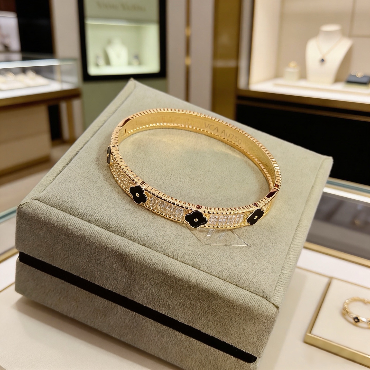 〔精工原版〕爆款 VCA四叶草🍀梵克雅宝手镯。V金等级 经典之作 官网同款 时尚潮流 采用多层次金属雕刻