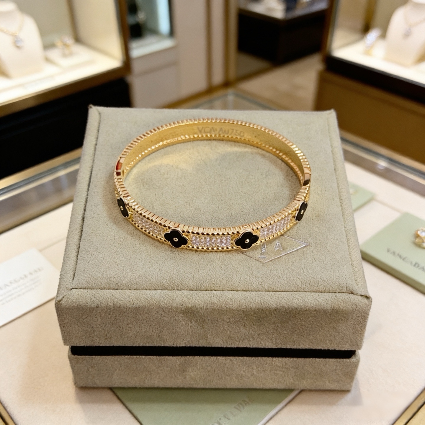 〔精工原版〕爆款 VCA四叶草🍀梵克雅宝手镯。V金等级 经典之作 官网同款 时尚潮流 采用多层次金属雕刻