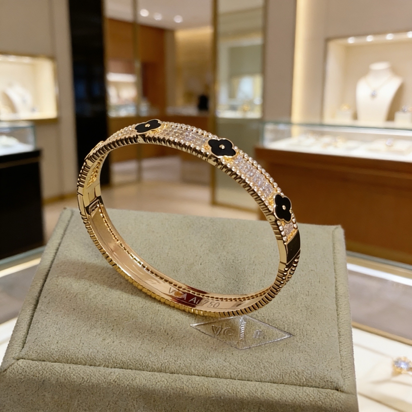 〔精工原版〕爆款 VCA四叶草🍀梵克雅宝手镯。V金等级 经典之作 官网同款 时尚潮流 采用多层次金属雕刻