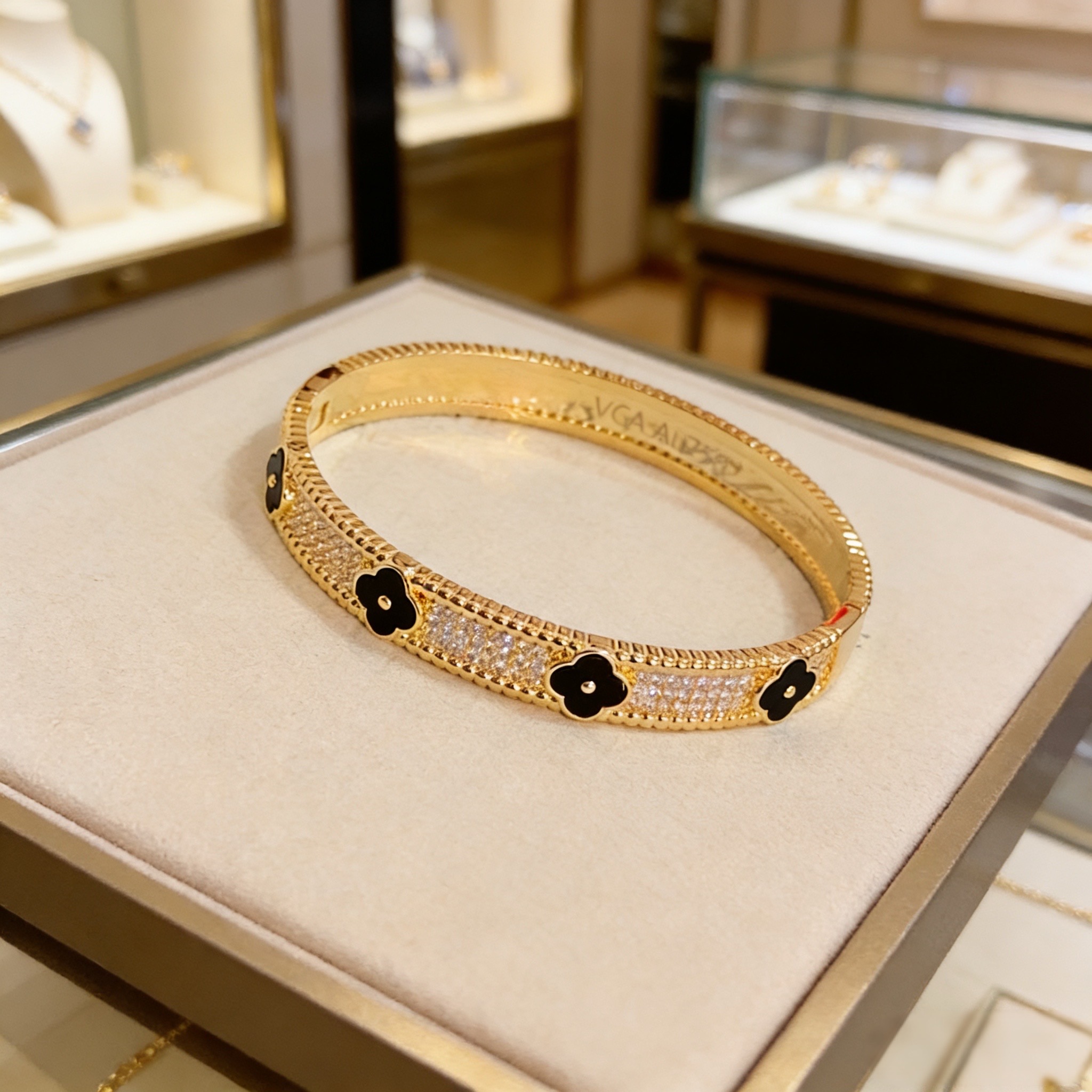 〔精工原版〕爆款 VCA四叶草🍀梵克雅宝手镯。V金等级 经典之作 官网同款 时尚潮流 采用多层次金属雕刻