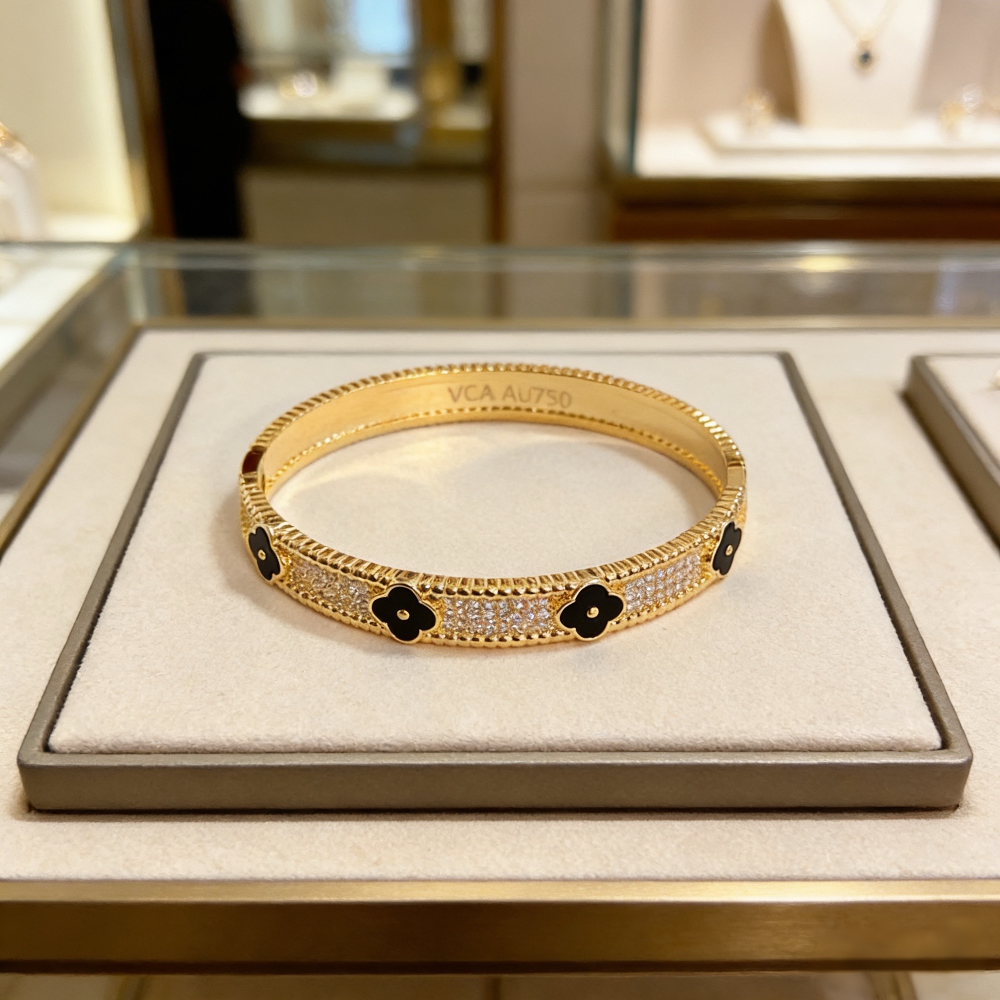 〔精工原版〕爆款 VCA四叶草🍀梵克雅宝手镯。V金等级 经典之作 官网同款 时尚潮流 采用多层次金属雕刻