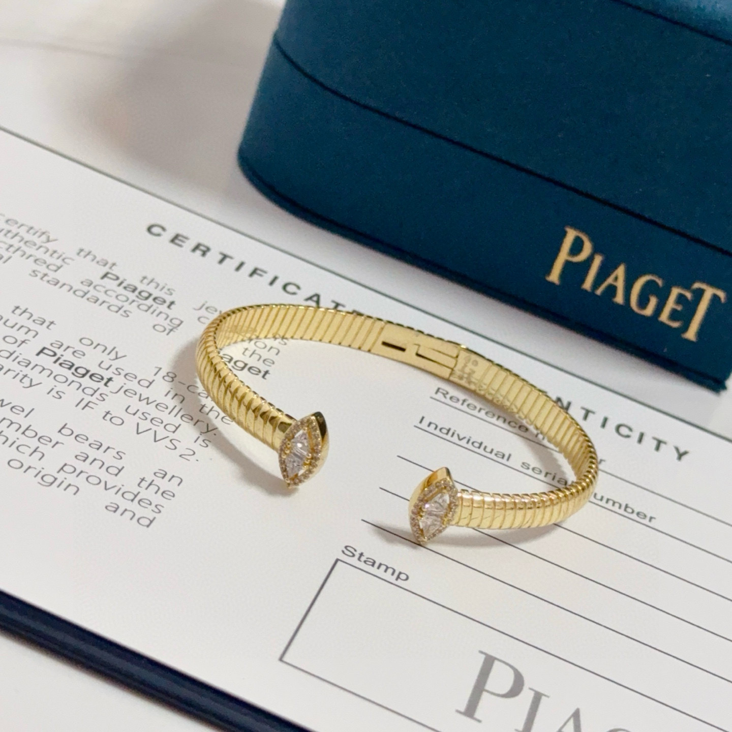 Piaget伯爵手镯， 高端定制版本 镶嵌钻工艺 ，V金材质 ，细节处尽显奢华。金属质感与纹理相互映衬，