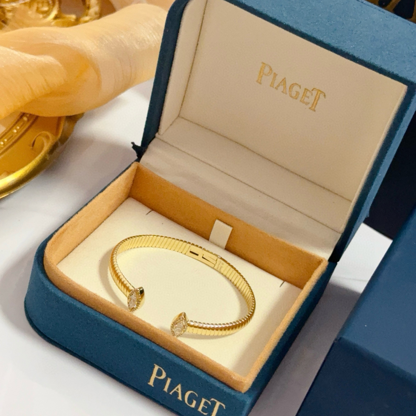 Piaget伯爵手镯， 高端定制版本 镶嵌钻工艺 ，V金材质 ，细节处尽显奢华。金属质感与纹理相互映衬，