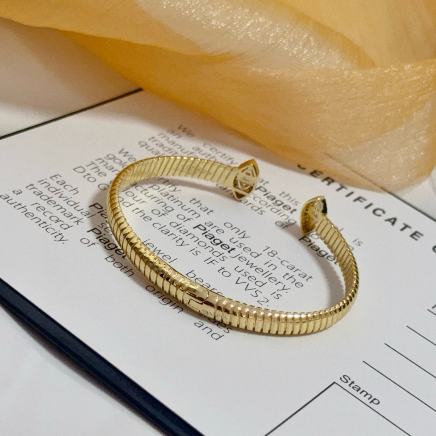 Piaget伯爵手镯， 高端定制版本 镶嵌钻工艺 ，V金材质 ，细节处尽显奢华。金属质感与纹理相互映衬，