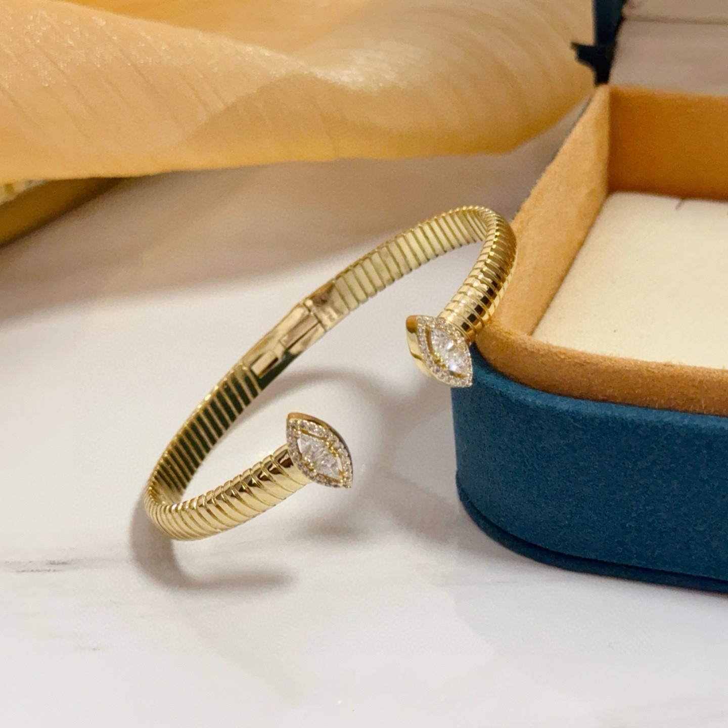 Piaget伯爵手镯， 高端定制版本 镶嵌钻工艺 ，V金材质 ，细节处尽显奢华。金属质感与纹理相互映衬，