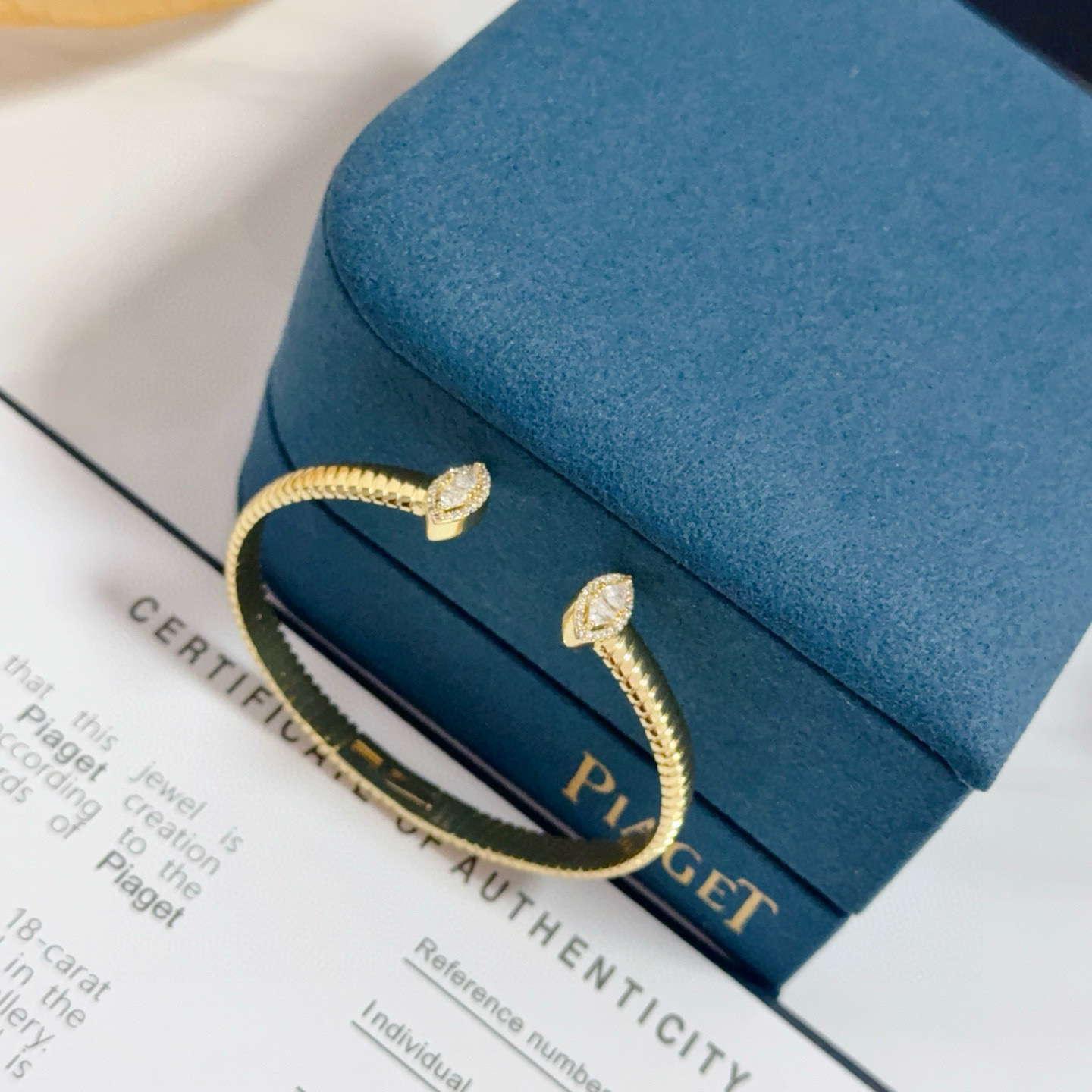 Piaget伯爵手镯， 高端定制版本 镶嵌钻工艺 ，V金材质 ，细节处尽显奢华。金属质感与纹理相互映衬，