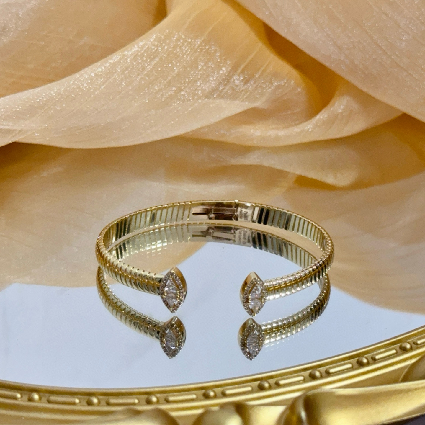 Piaget伯爵手镯， 高端定制版本 镶嵌钻工艺 ，V金材质 ，细节处尽显奢华。金属质感与纹理相互映衬，