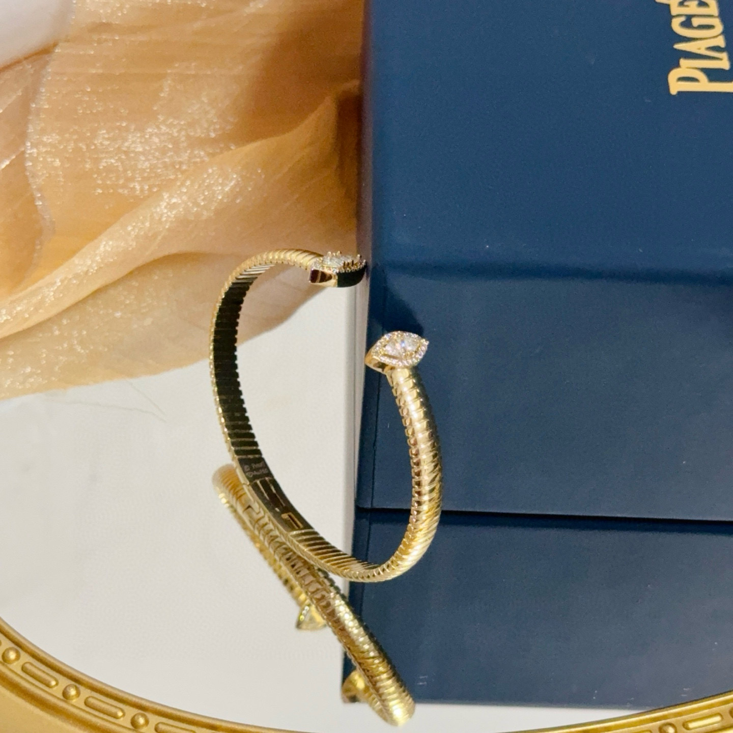 Piaget伯爵手镯， 高端定制版本 镶嵌钻工艺 ，V金材质 ，细节处尽显奢华。金属质感与纹理相互映衬，