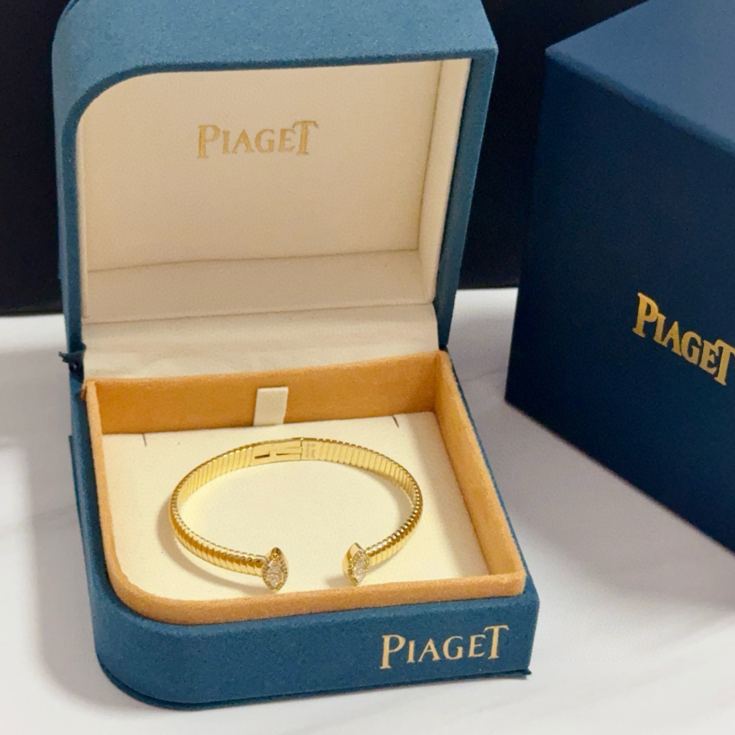 Piaget伯爵手镯， 高端定制版本 镶嵌钻工艺 ，V金材质 ，细节处尽显奢华。金属质感与纹理相互映衬，