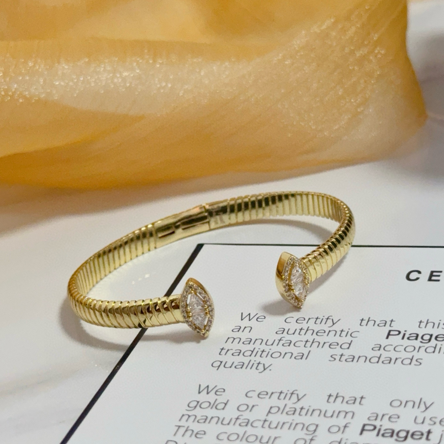 Piaget伯爵手镯， 高端定制版本 镶嵌钻工艺 ，V金材质 ，细节处尽显奢华。金属质感与纹理相互映衬，