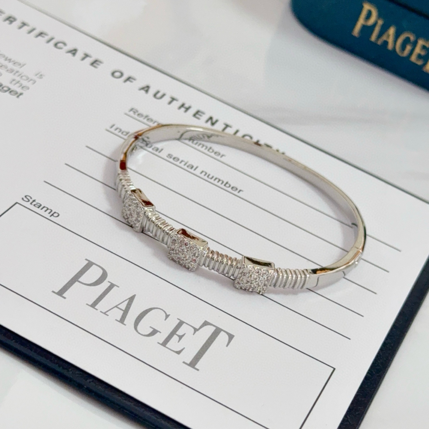 Piaget伯爵手镯， 高端定制版本 镶嵌钻工艺 ，V金材质 ，细节处尽显奢华。金属质感与纹理相互映衬，