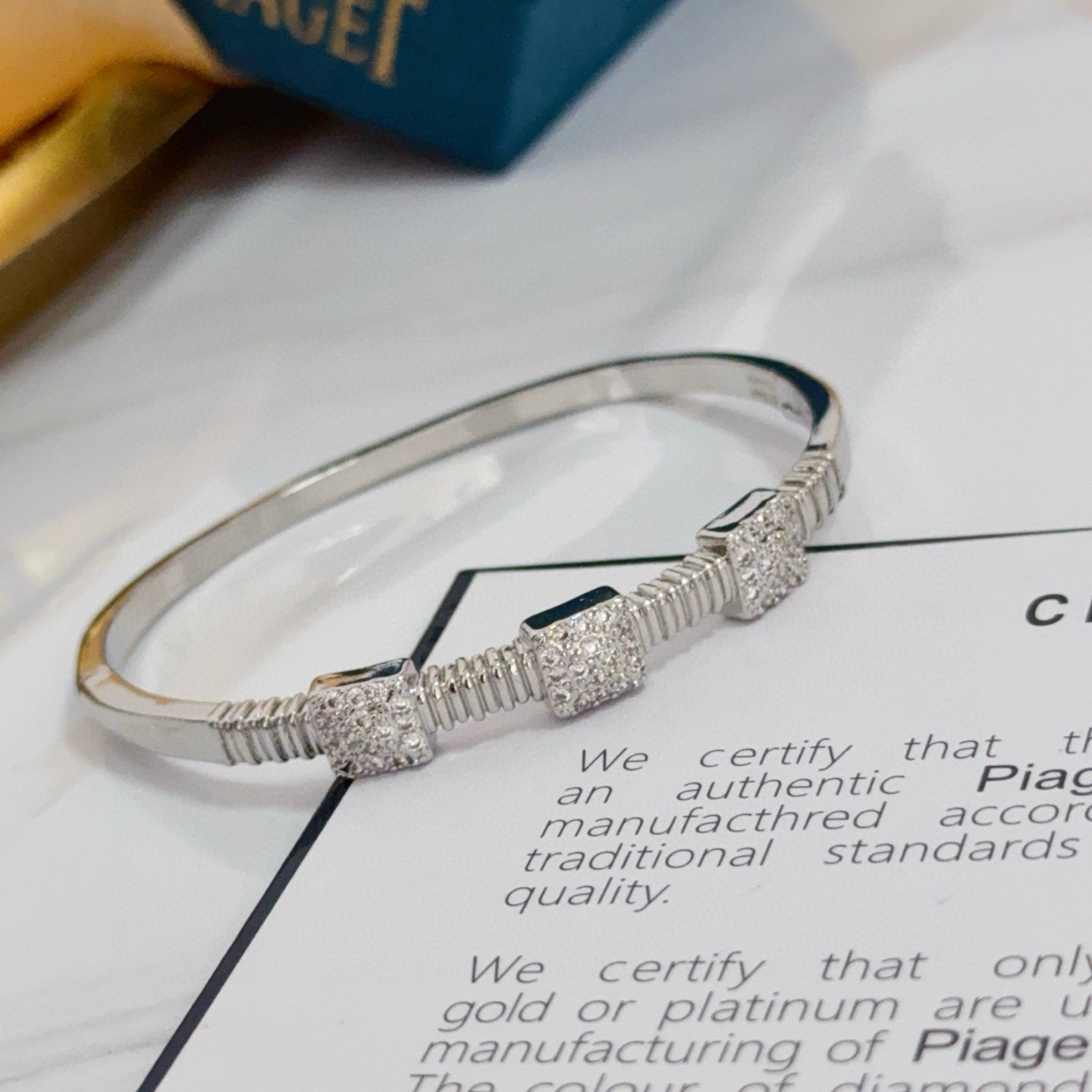 Piaget伯爵手镯， 高端定制版本 镶嵌钻工艺 ，V金材质 ，细节处尽显奢华。金属质感与纹理相互映衬，