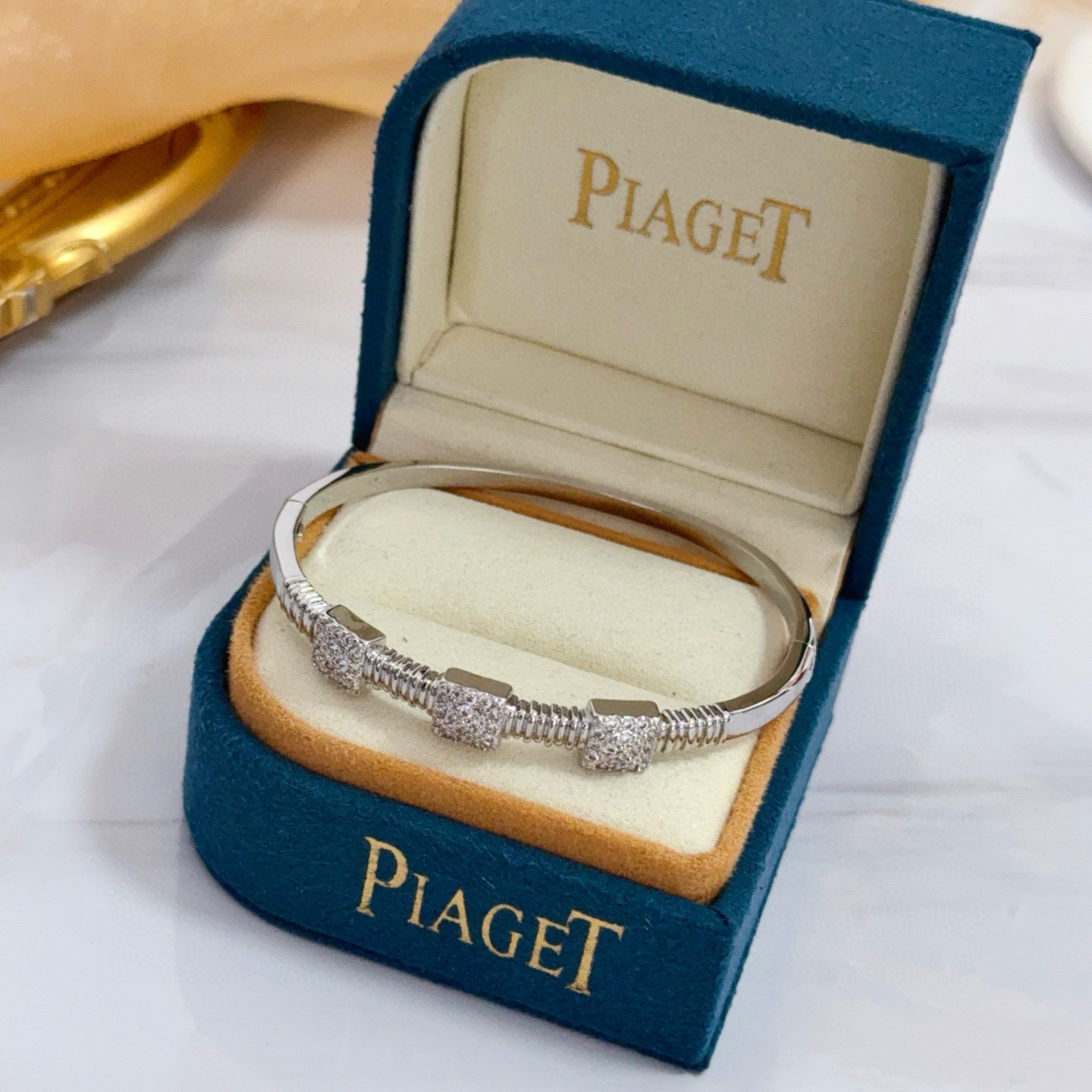 Piaget伯爵手镯， 高端定制版本 镶嵌钻工艺 ，V金材质 ，细节处尽显奢华。金属质感与纹理相互映衬，