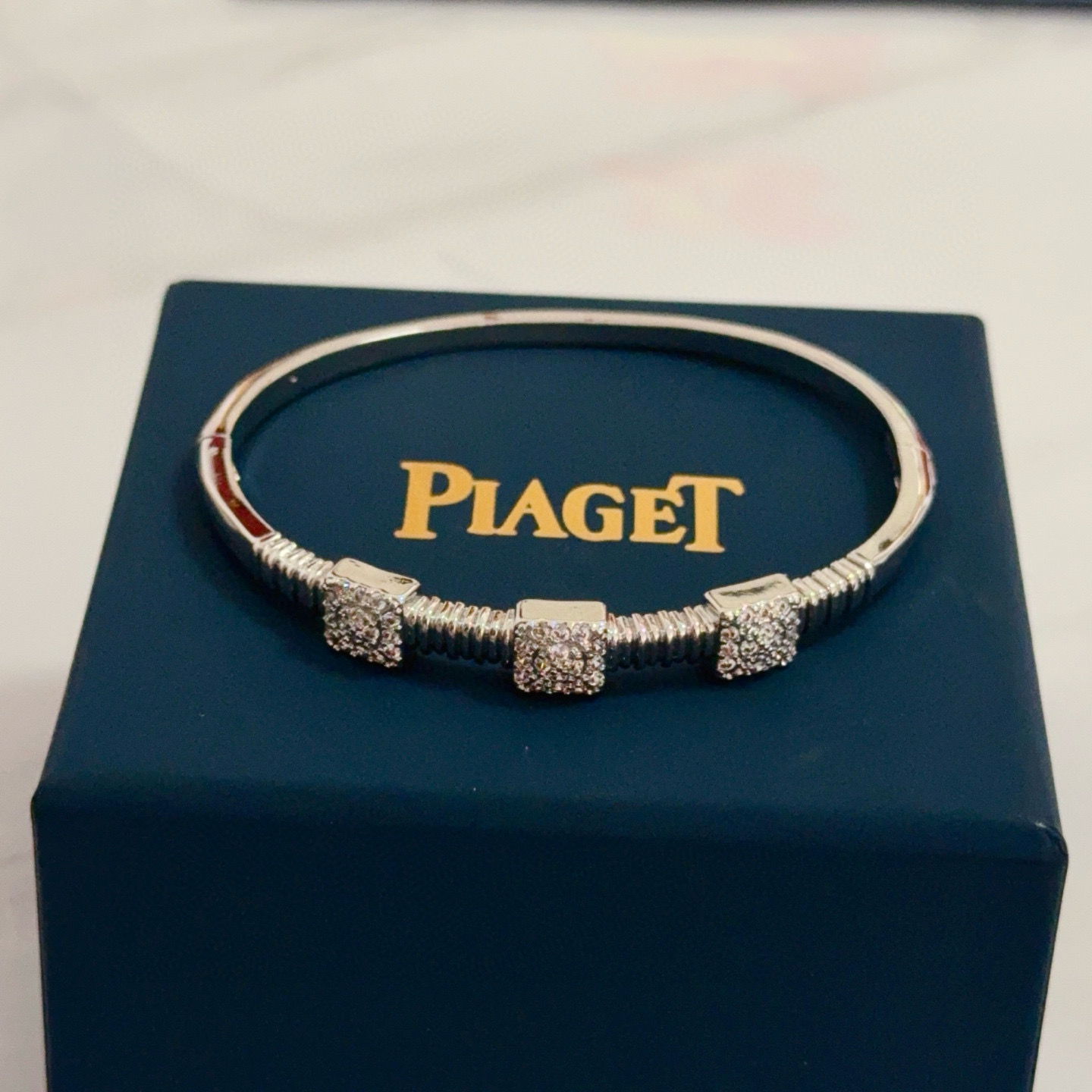 Piaget伯爵手镯， 高端定制版本 镶嵌钻工艺 ，V金材质 ，细节处尽显奢华。金属质感与纹理相互映衬，