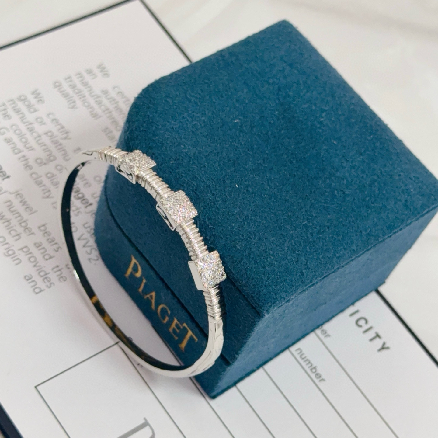 Piaget伯爵手镯， 高端定制版本 镶嵌钻工艺 ，V金材质 ，细节处尽显奢华。金属质感与纹理相互映衬，