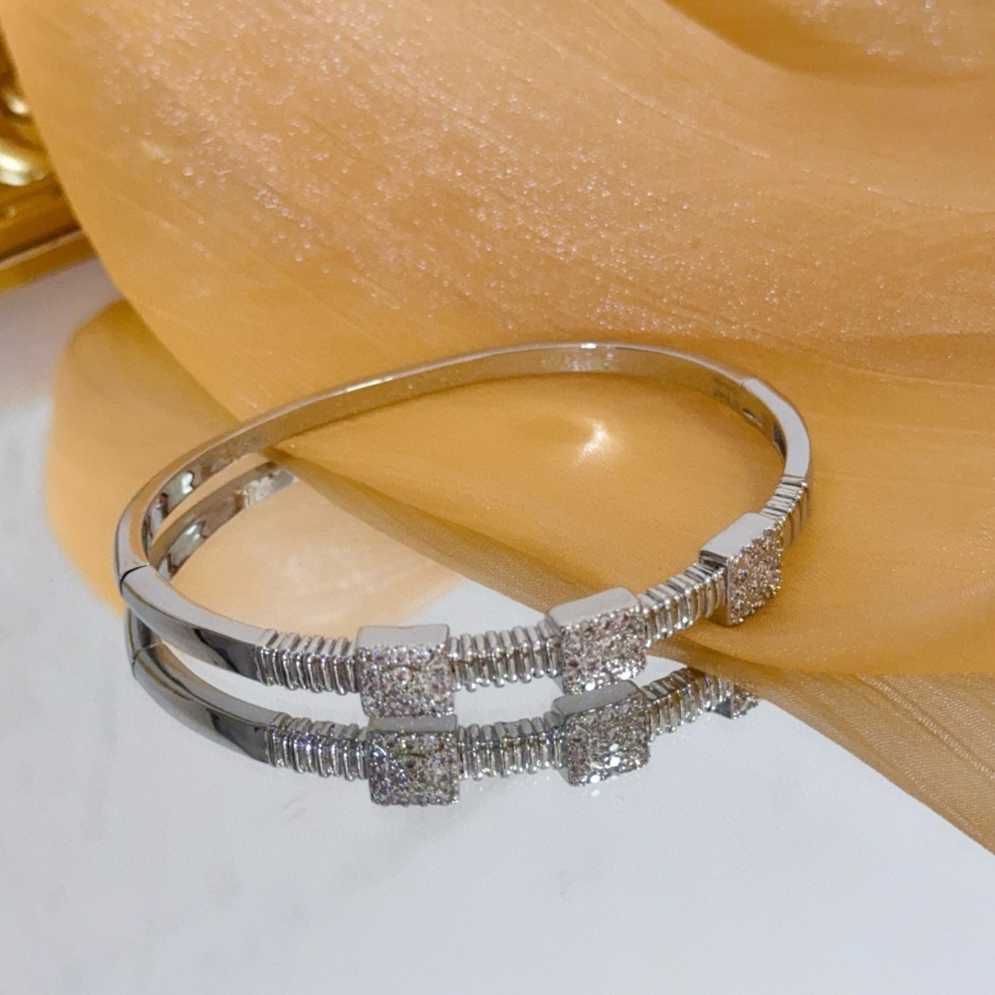 Piaget伯爵手镯， 高端定制版本 镶嵌钻工艺 ，V金材质 ，细节处尽显奢华。金属质感与纹理相互映衬，