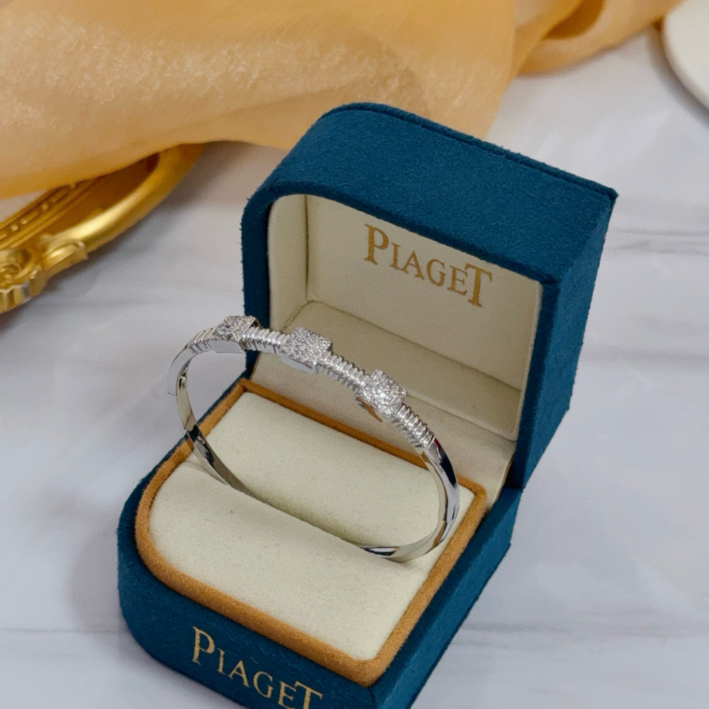 Piaget伯爵手镯， 高端定制版本 镶嵌钻工艺 ，V金材质 ，细节处尽显奢华。金属质感与纹理相互映衬，