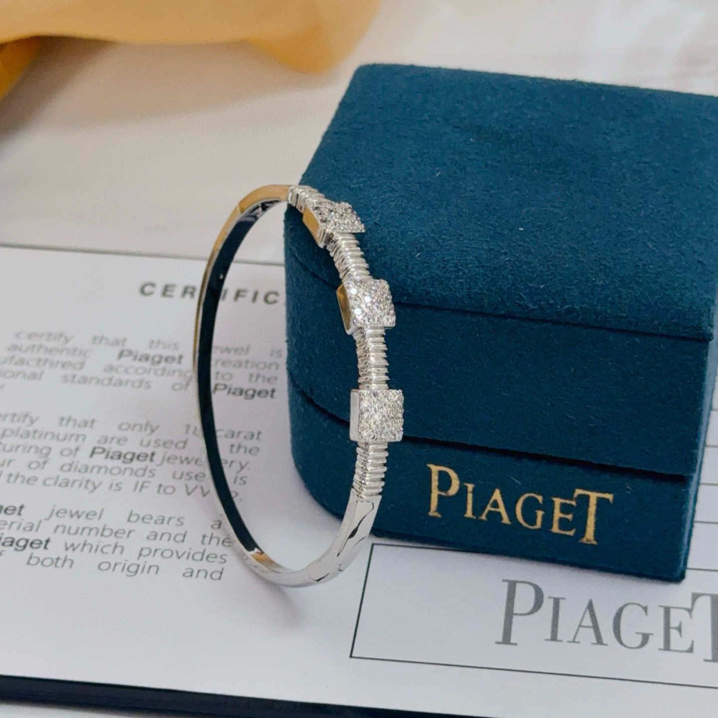 Piaget伯爵手镯， 高端定制版本 镶嵌钻工艺 ，V金材质 ，细节处尽显奢华。金属质感与纹理相互映衬，