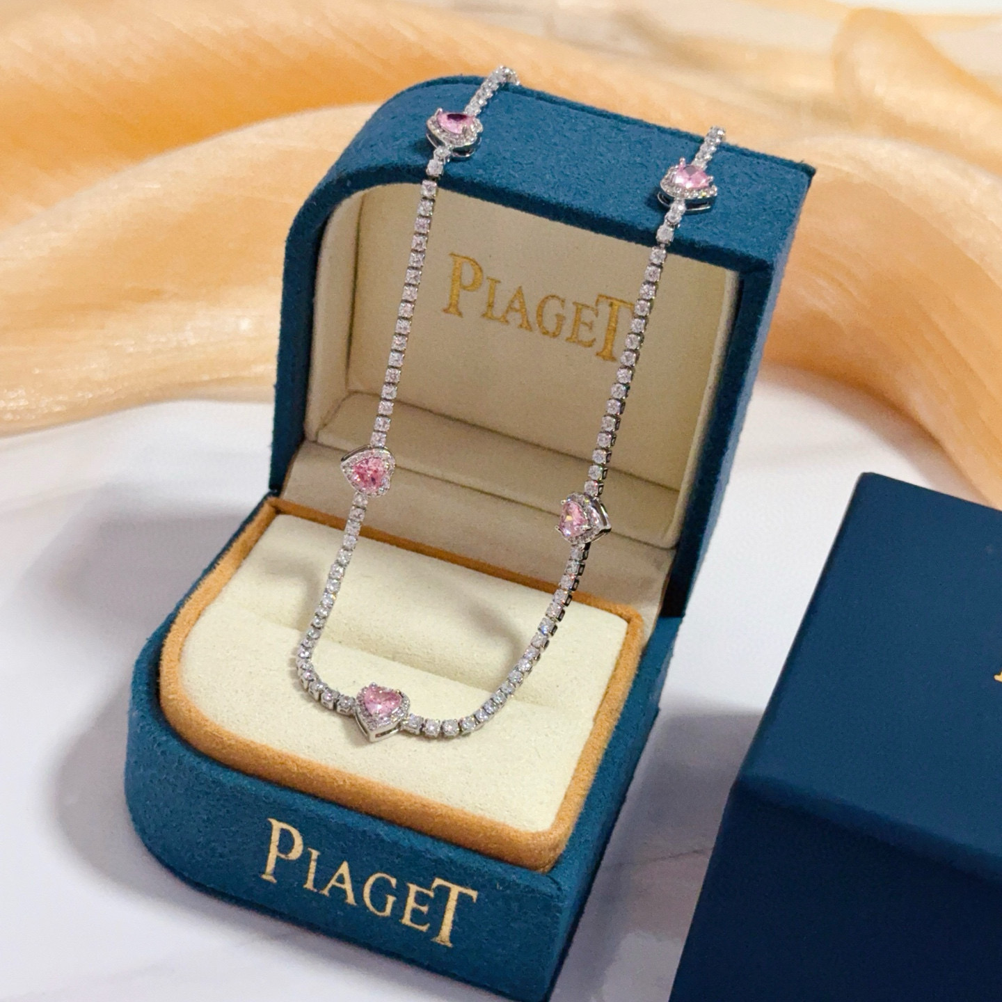 Piaget伯爵项链 高端定制版本 镶嵌钻工艺 ，V金材质 ，细节处尽显奢华。金属质感与纹理相互映衬，光