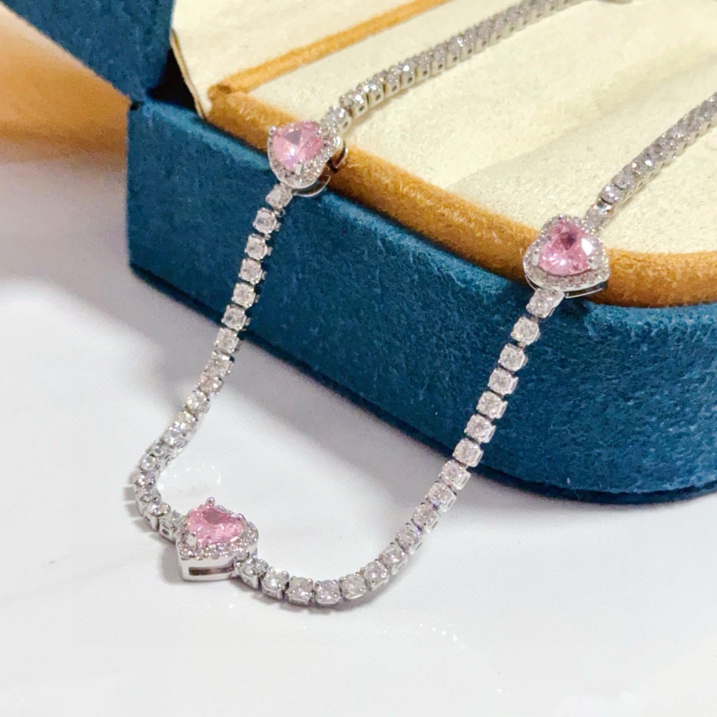 Piaget伯爵项链 高端定制版本 镶嵌钻工艺 ，V金材质 ，细节处尽显奢华。金属质感与纹理相互映衬，光