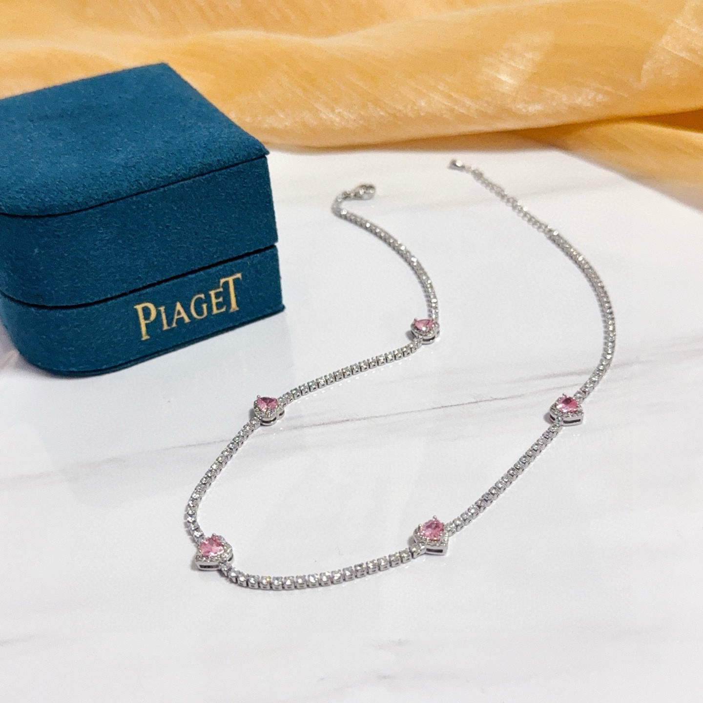 Piaget伯爵项链 高端定制版本 镶嵌钻工艺 ，V金材质 ，细节处尽显奢华。金属质感与纹理相互映衬，光