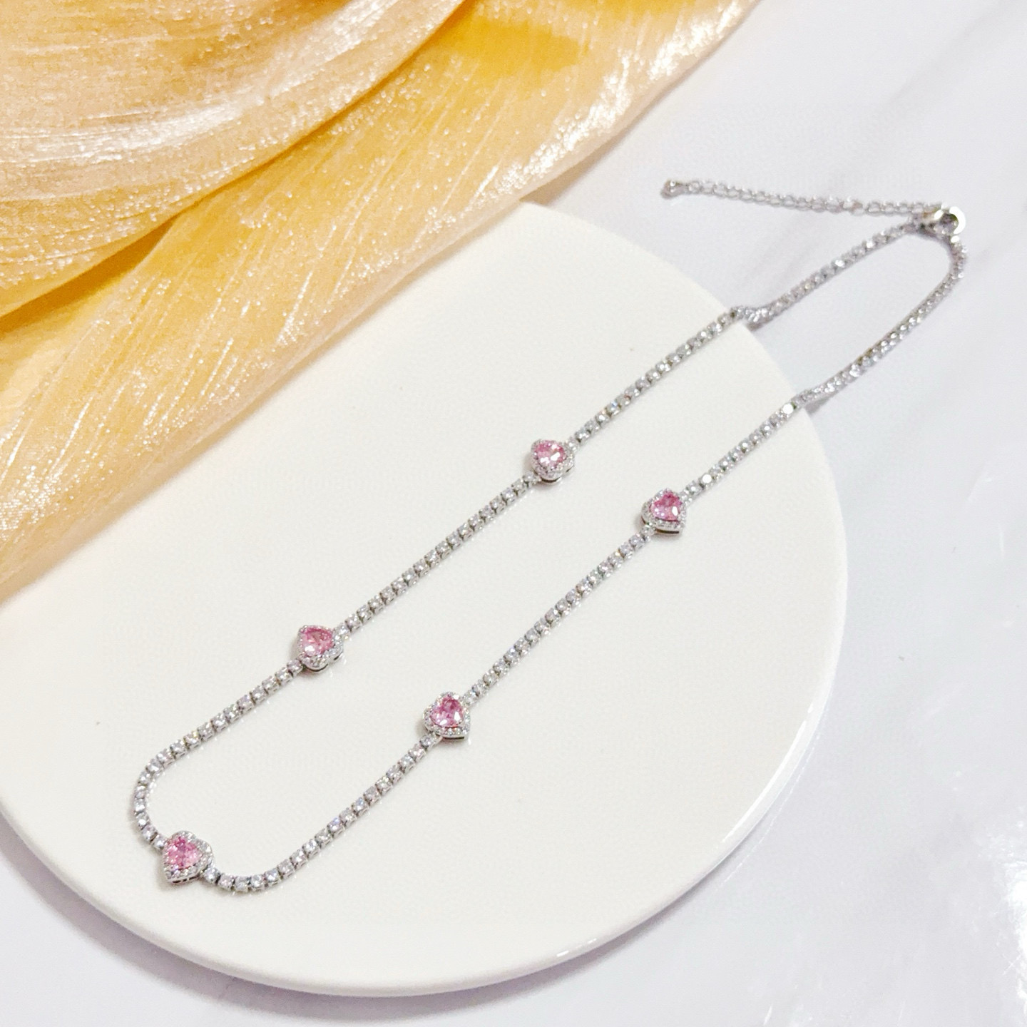 Piaget伯爵项链 高端定制版本 镶嵌钻工艺 ，V金材质 ，细节处尽显奢华。金属质感与纹理相互映衬，光