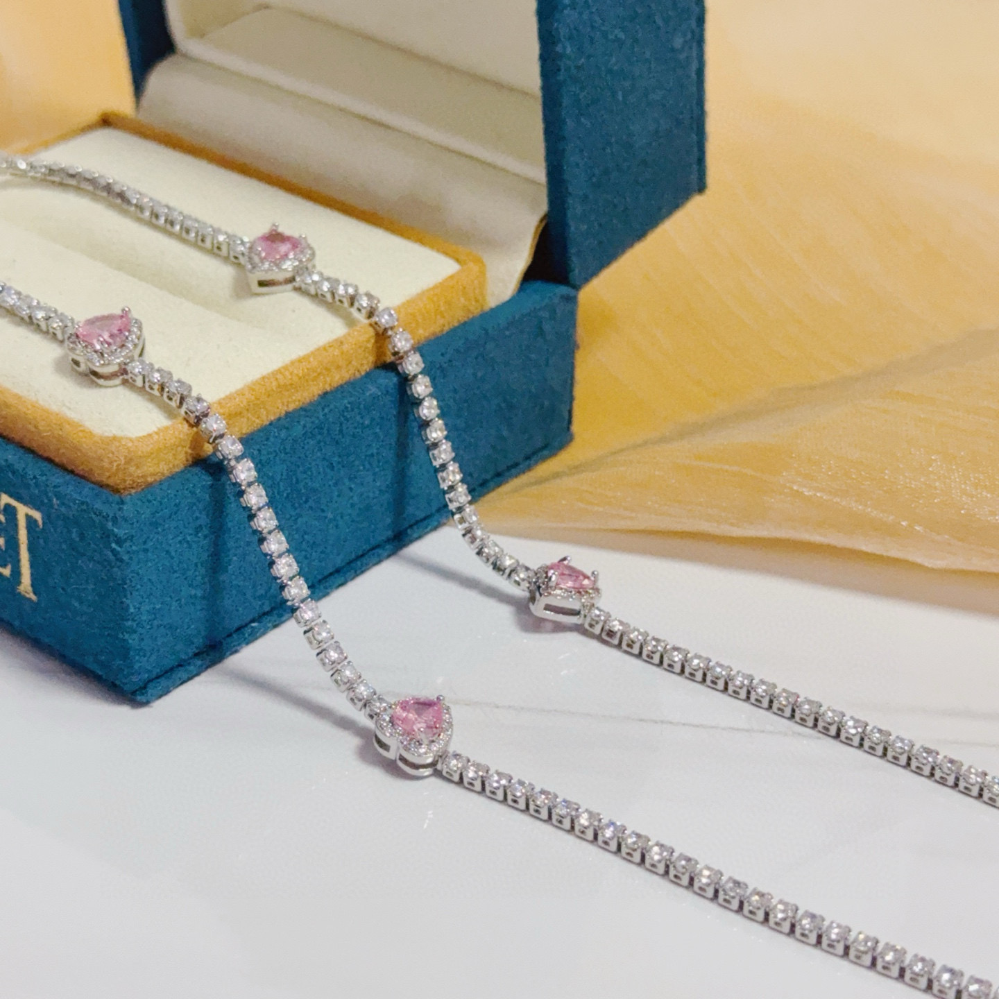 Piaget伯爵项链 高端定制版本 镶嵌钻工艺 ，V金材质 ，细节处尽显奢华。金属质感与纹理相互映衬，光