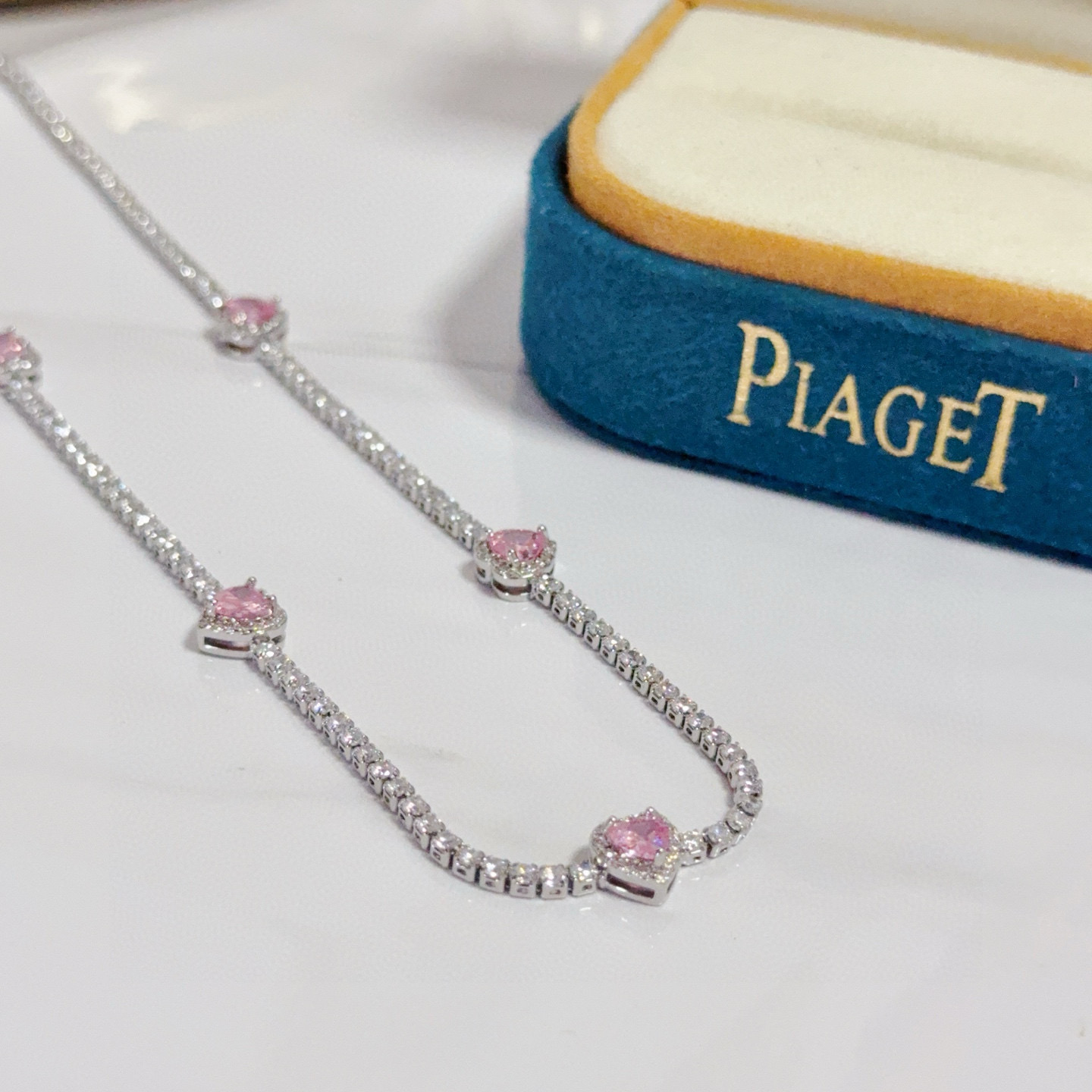 Piaget伯爵项链 高端定制版本 镶嵌钻工艺 ，V金材质 ，细节处尽显奢华。金属质感与纹理相互映衬，光