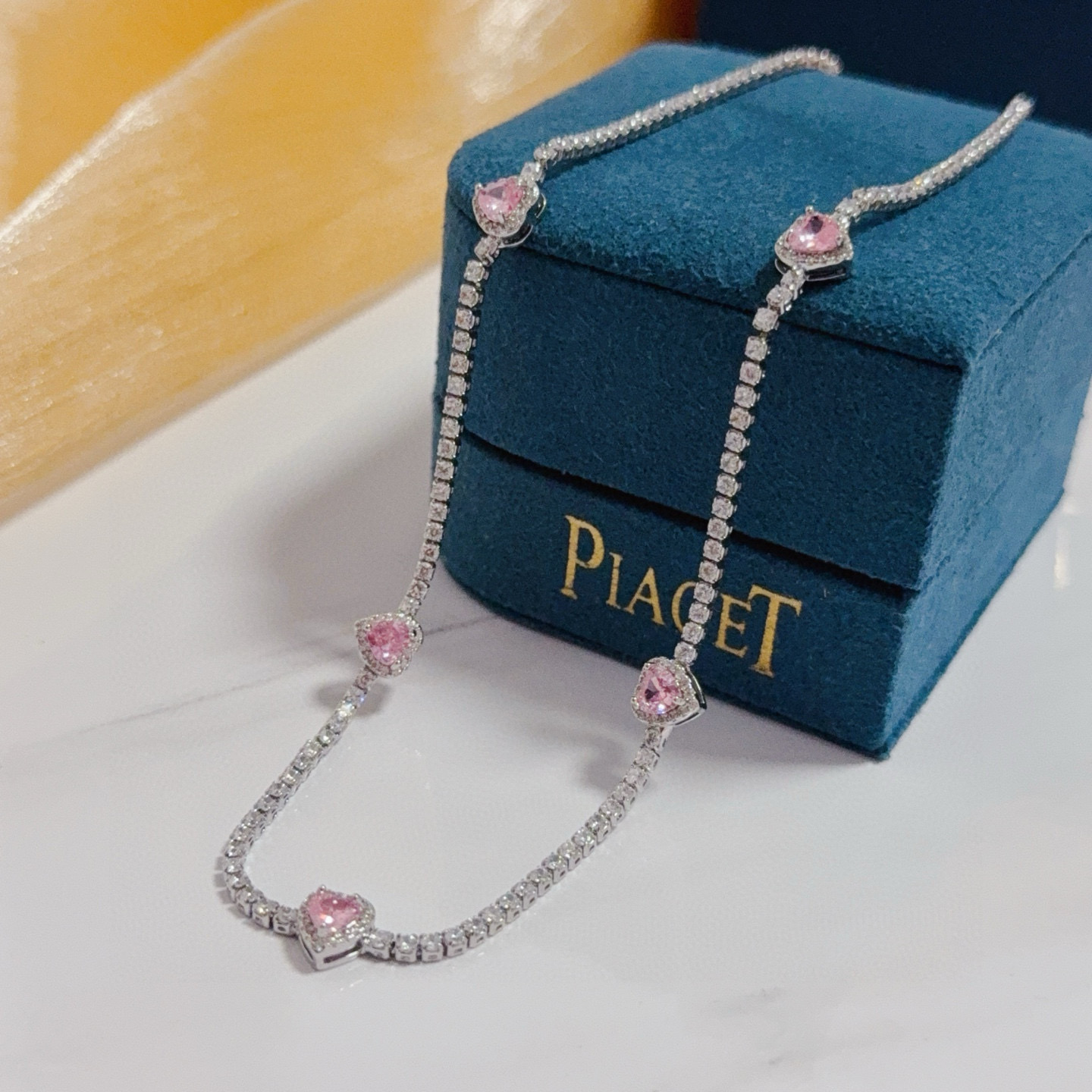 Piaget伯爵项链 高端定制版本 镶嵌钻工艺 ，V金材质 ，细节处尽显奢华。金属质感与纹理相互映衬，光