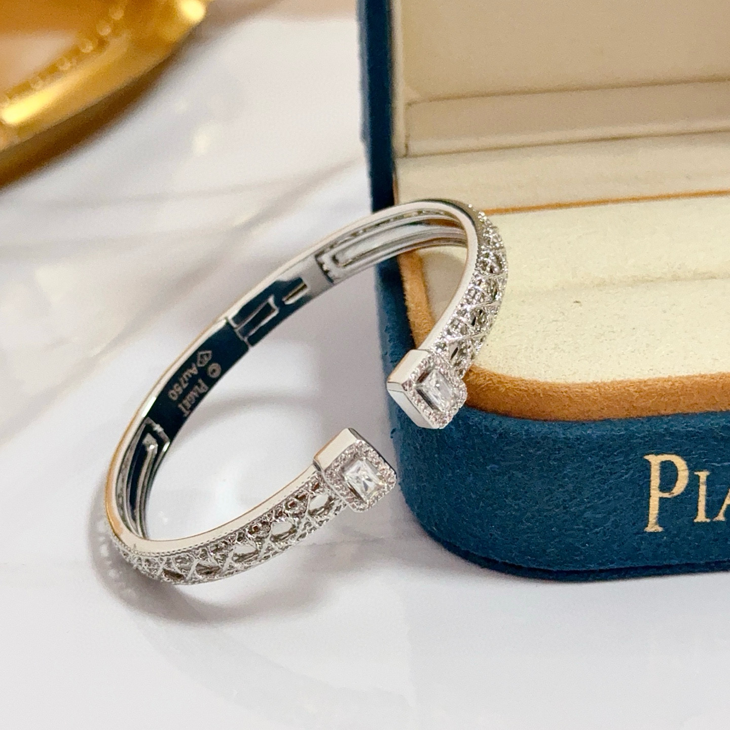 Piaget伯爵手镯， 高端定制版本 镶嵌钻工艺 ，V金材质 ，细节处尽显奢华。金属质感与纹理相互映衬，