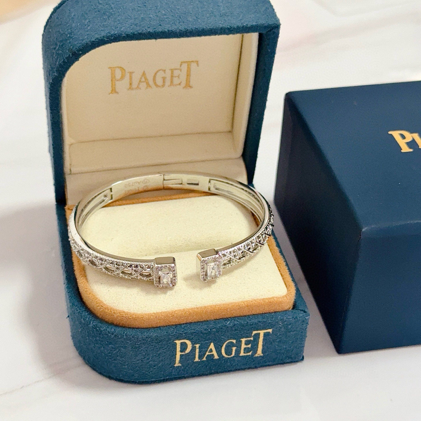 Piaget伯爵手镯， 高端定制版本 镶嵌钻工艺 ，V金材质 ，细节处尽显奢华。金属质感与纹理相互映衬，