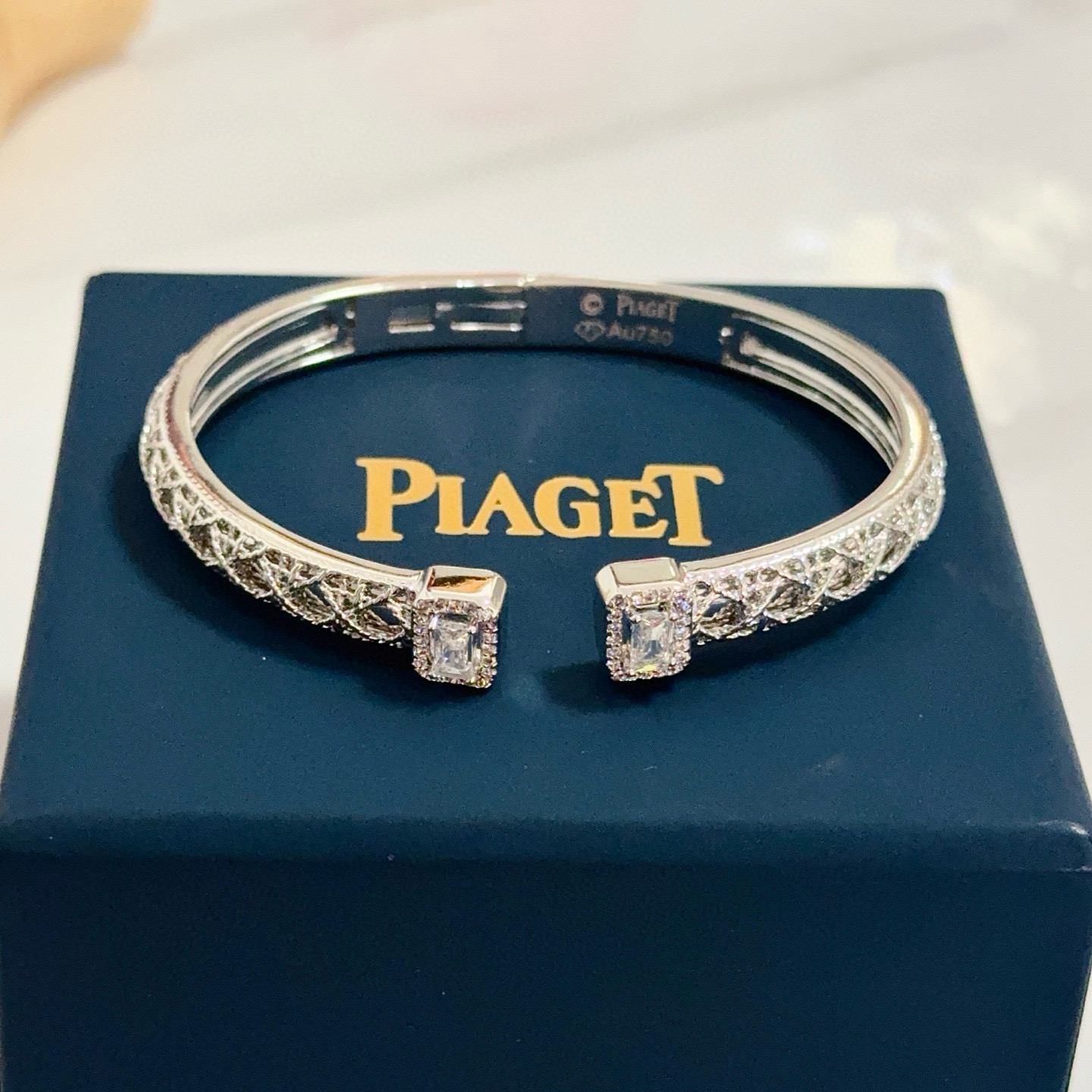 Piaget伯爵手镯， 高端定制版本 镶嵌钻工艺 ，V金材质 ，细节处尽显奢华。金属质感与纹理相互映衬，